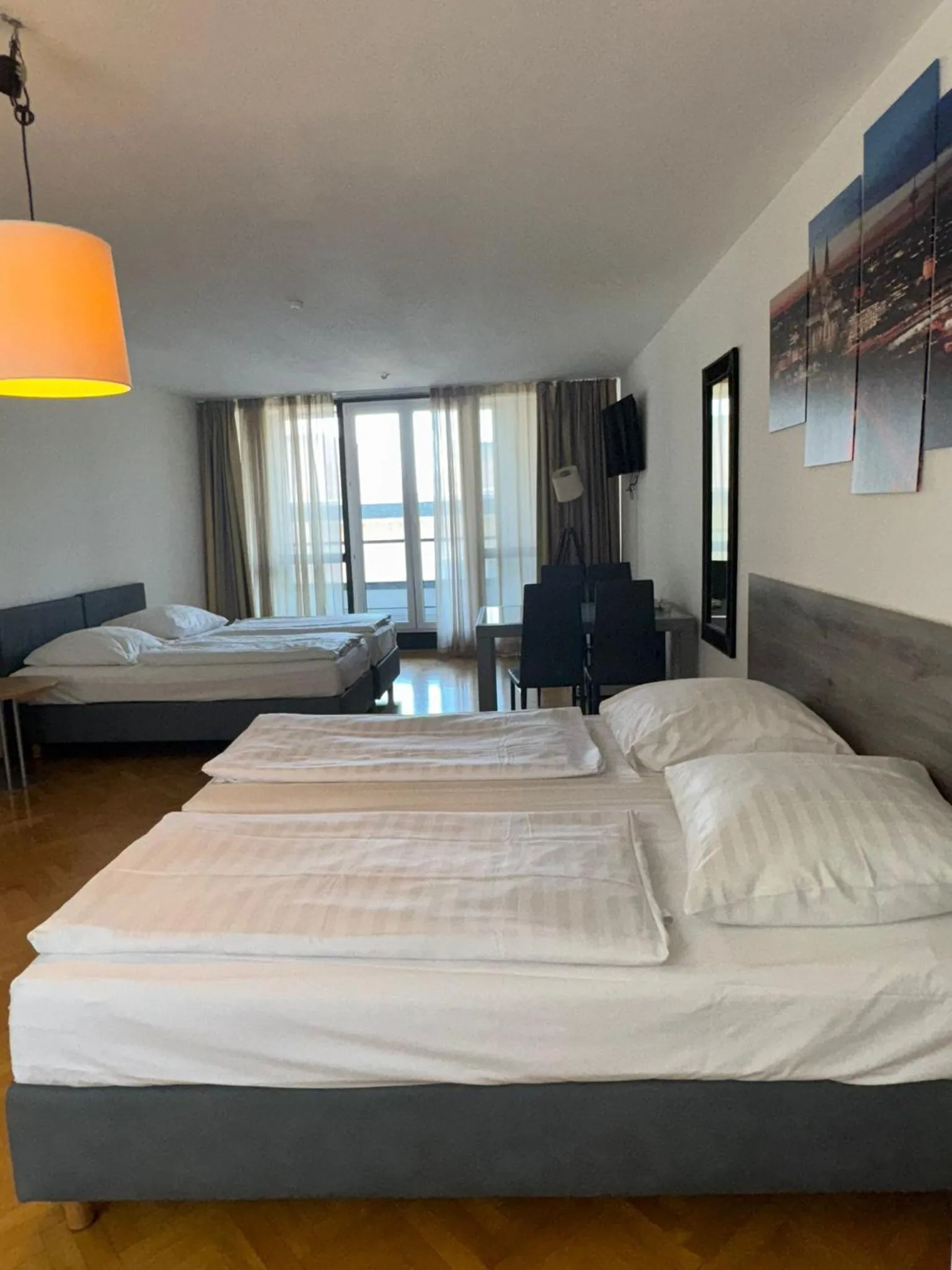 Photo of the whole room, Bed in Opera Hotel Köln