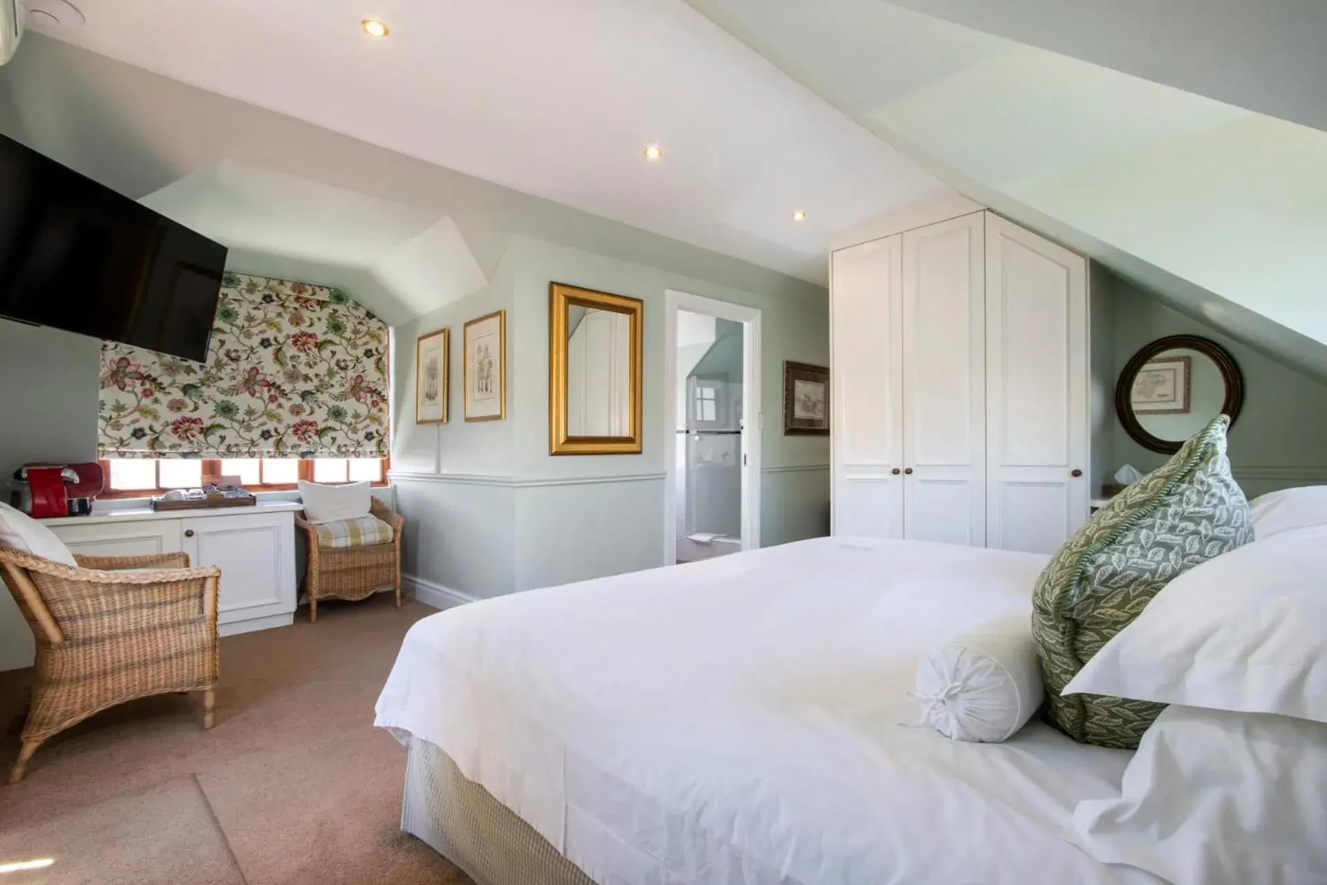 Standard Double or Twin Room with Mountain View in La Fontaine Guest House Hermanus Standard Double or Twin Room with Mountain View in La Fontaine Guest House Hermanus