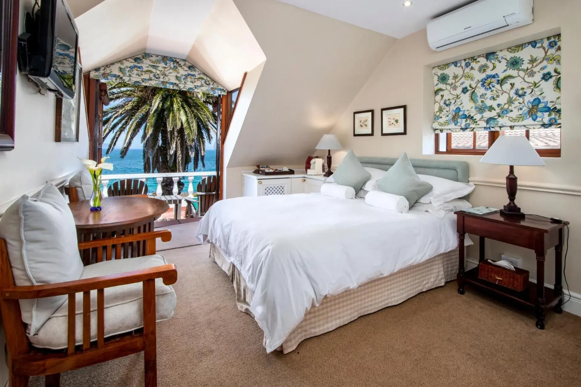 Standard Double Room with Sea View in La Fontaine Guest House Hermanus Standard Double Room with Sea View in La Fontaine Guest House Hermanus