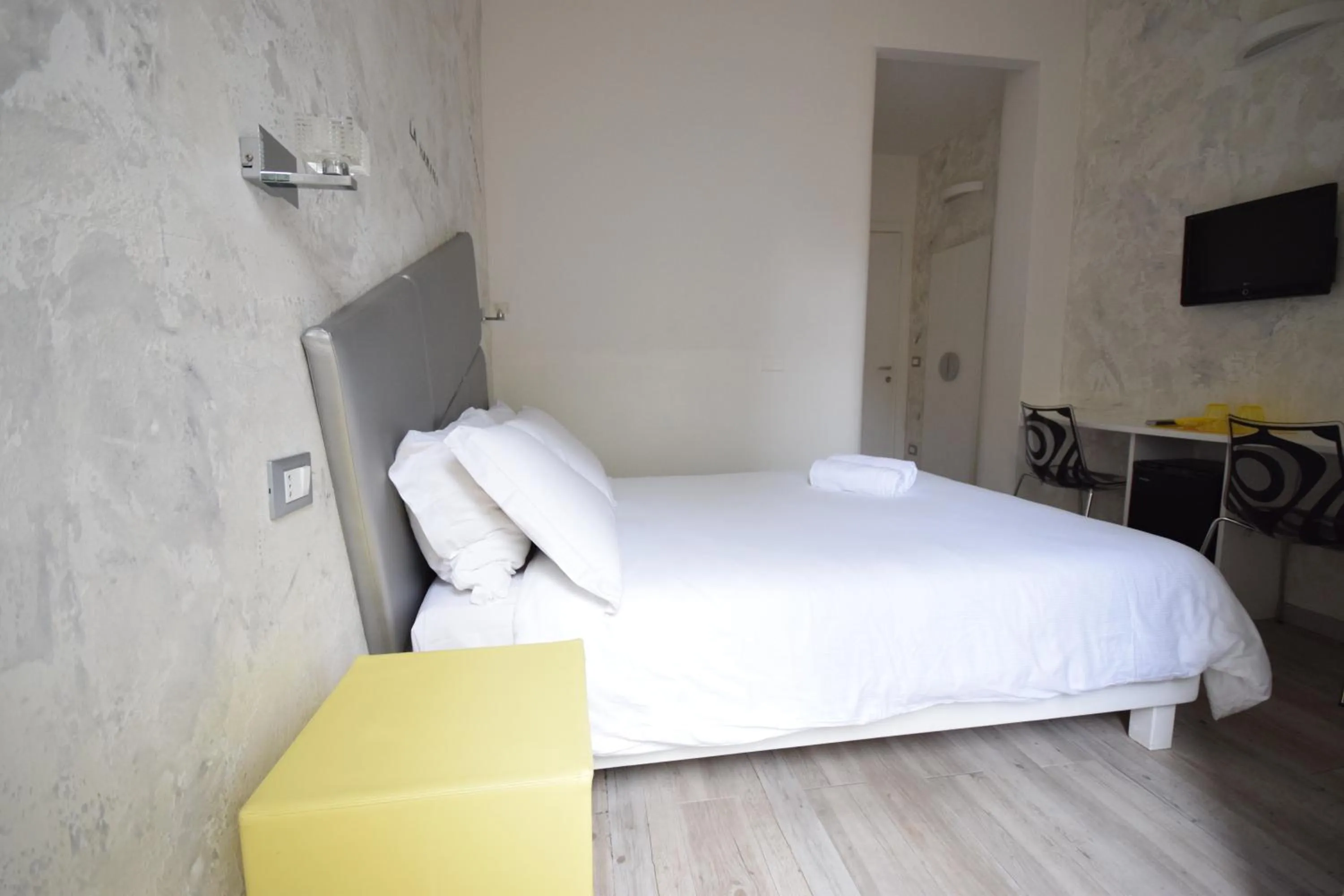 Photo of the whole room, Bed in Habana's Design