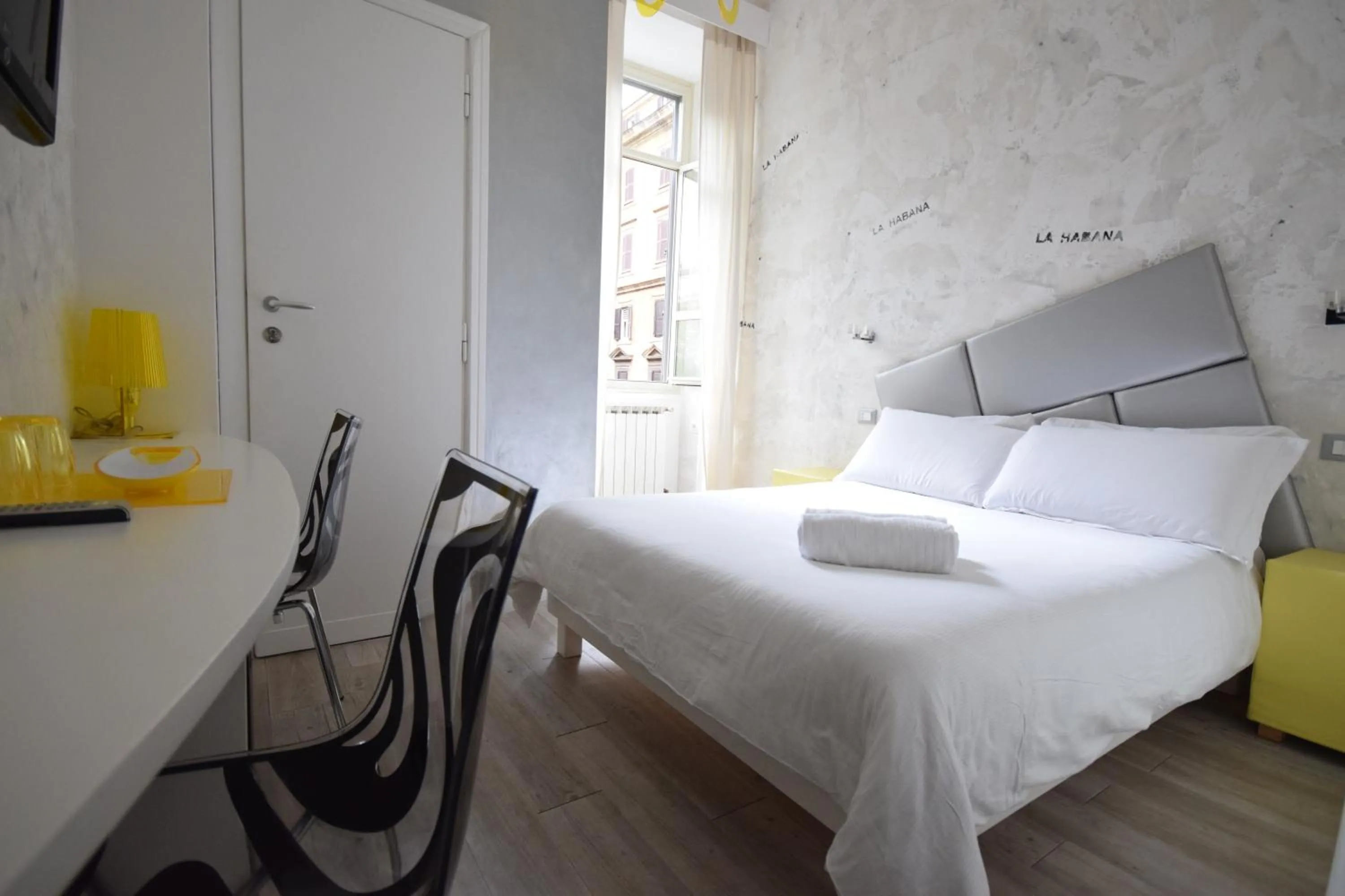 Photo of the whole room, Bed in Habana's Design