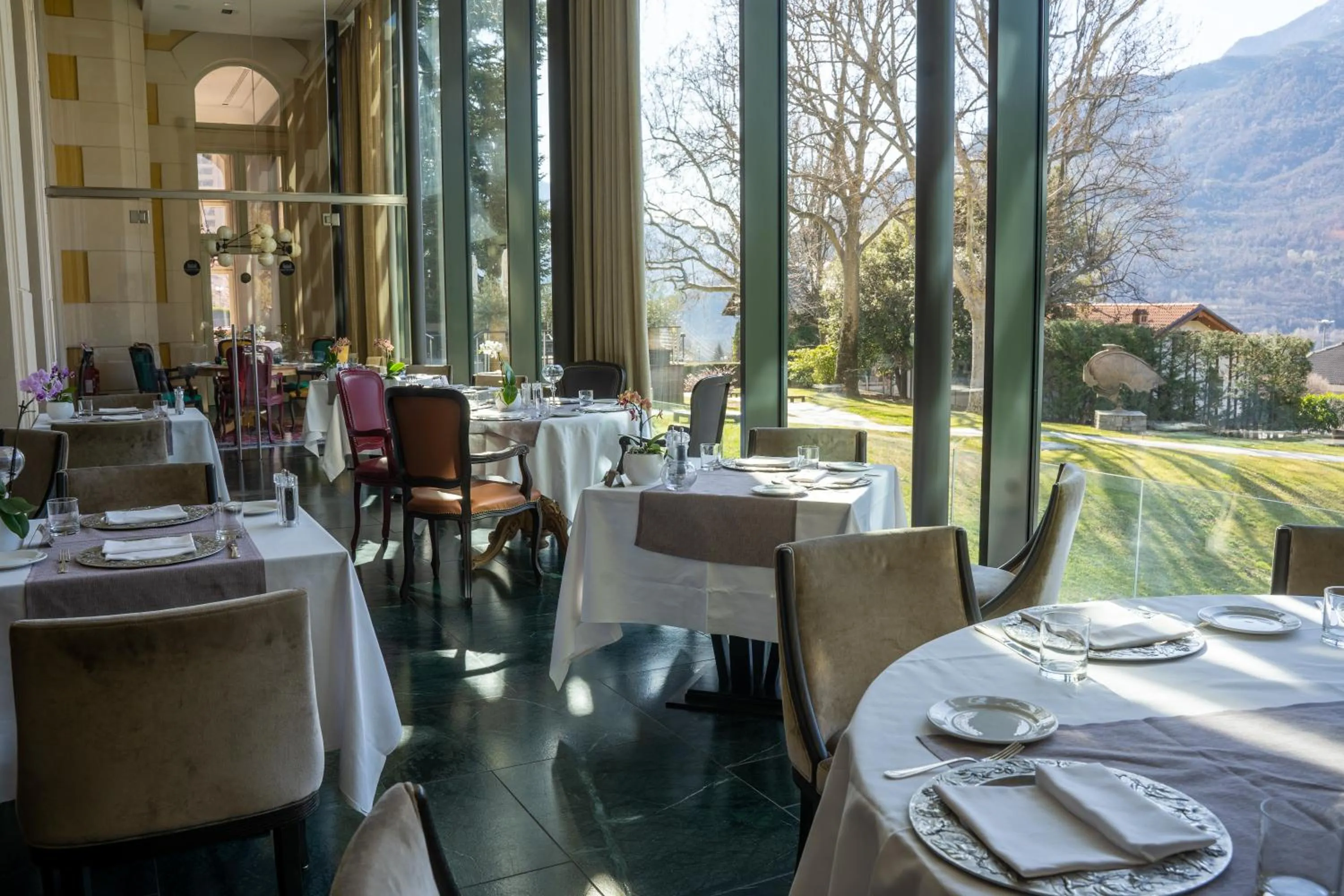 Restaurant/places to eat in Grand Hotel Billia