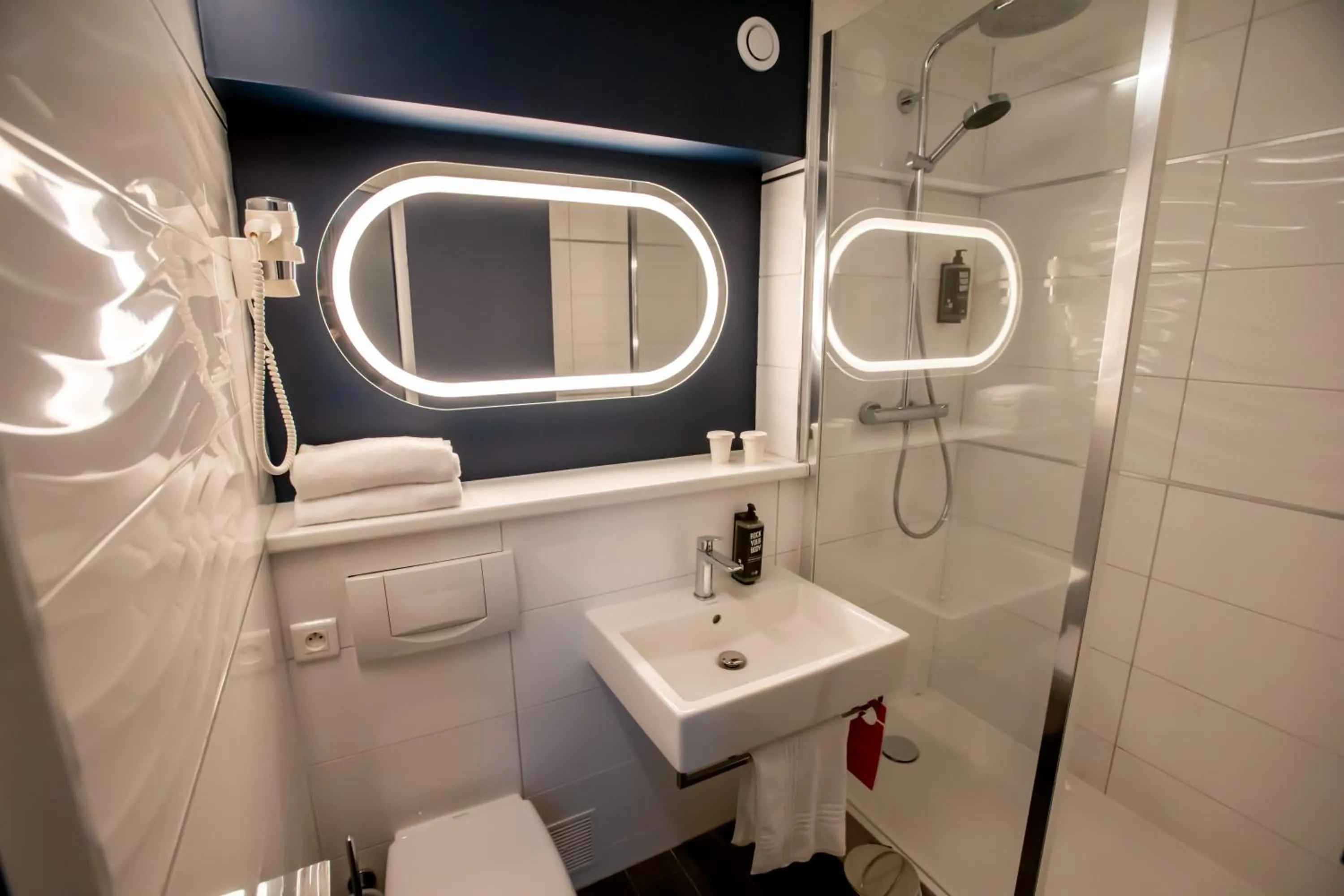 Bathroom in ibis Haguenau Strasbourg Nord