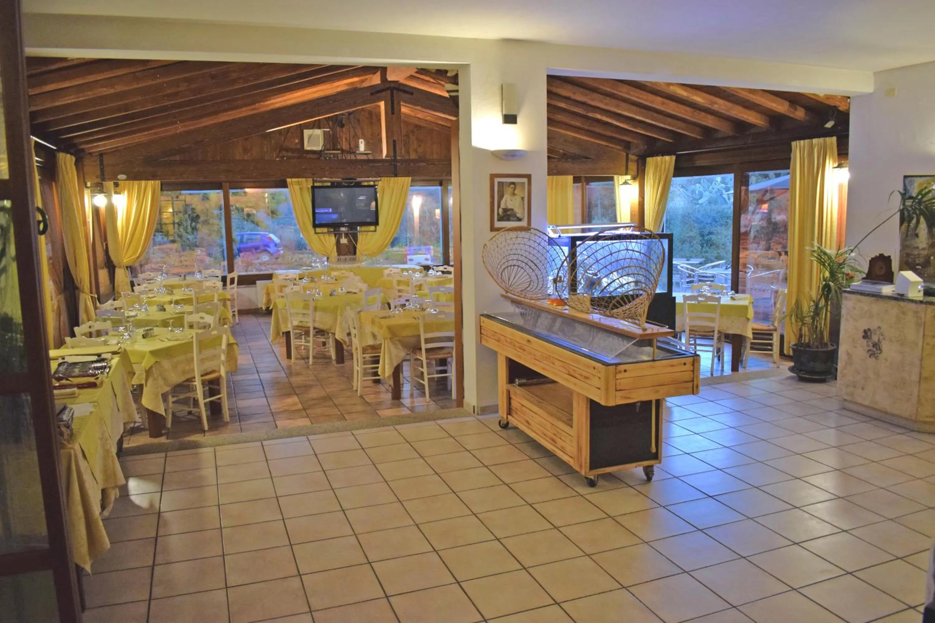 Restaurant/places to eat in Hotel Montiruju