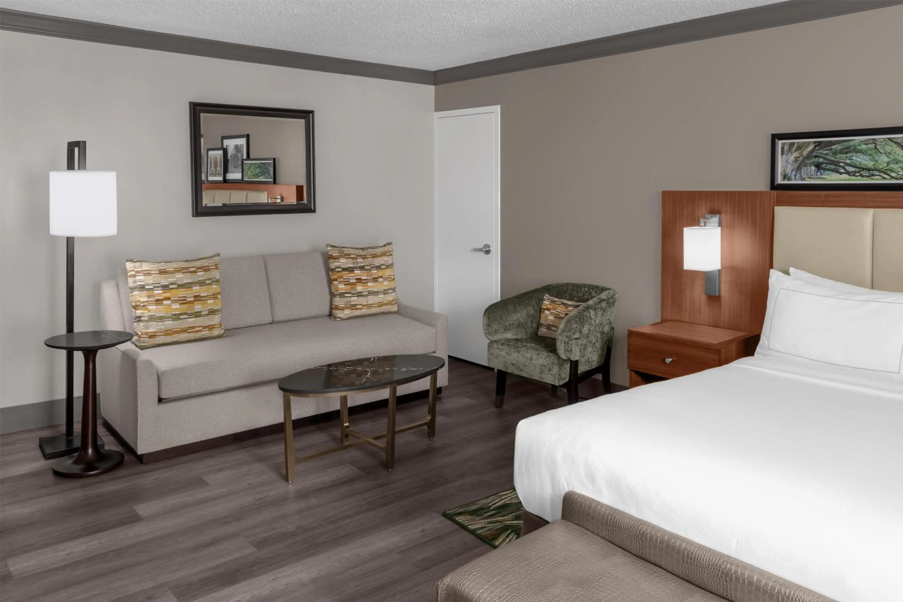 Living room, Bed in DoubleTree by Hilton New Orleans