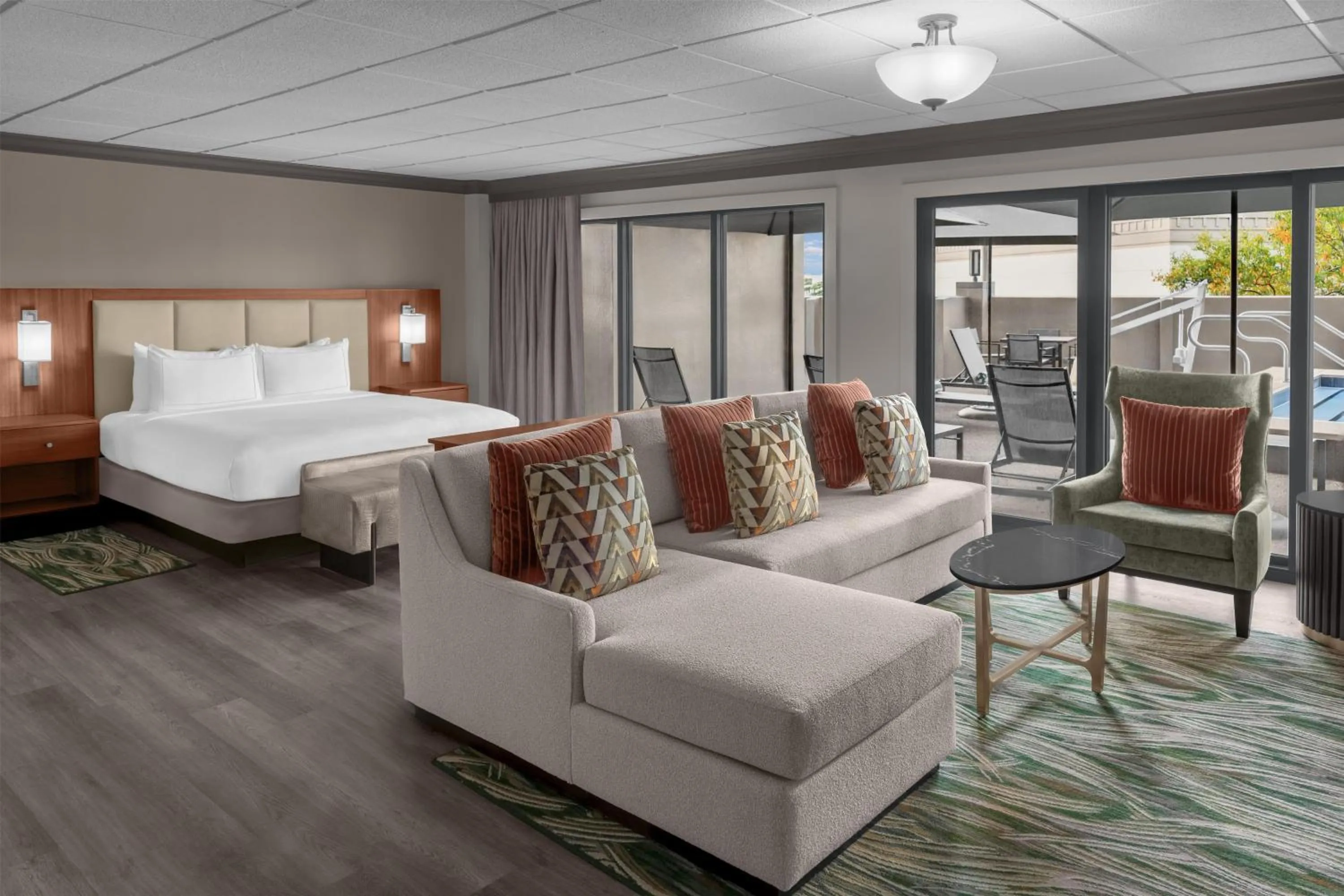 Living room, Bed in DoubleTree by Hilton New Orleans