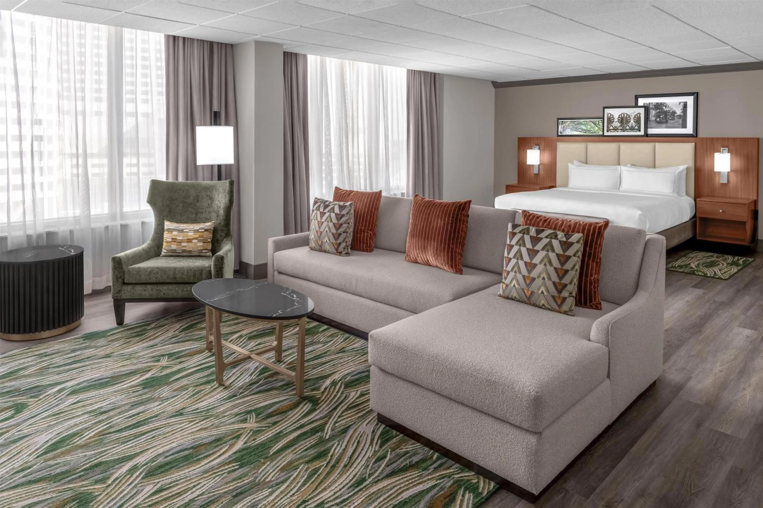 Living room, Bed in DoubleTree by Hilton New Orleans