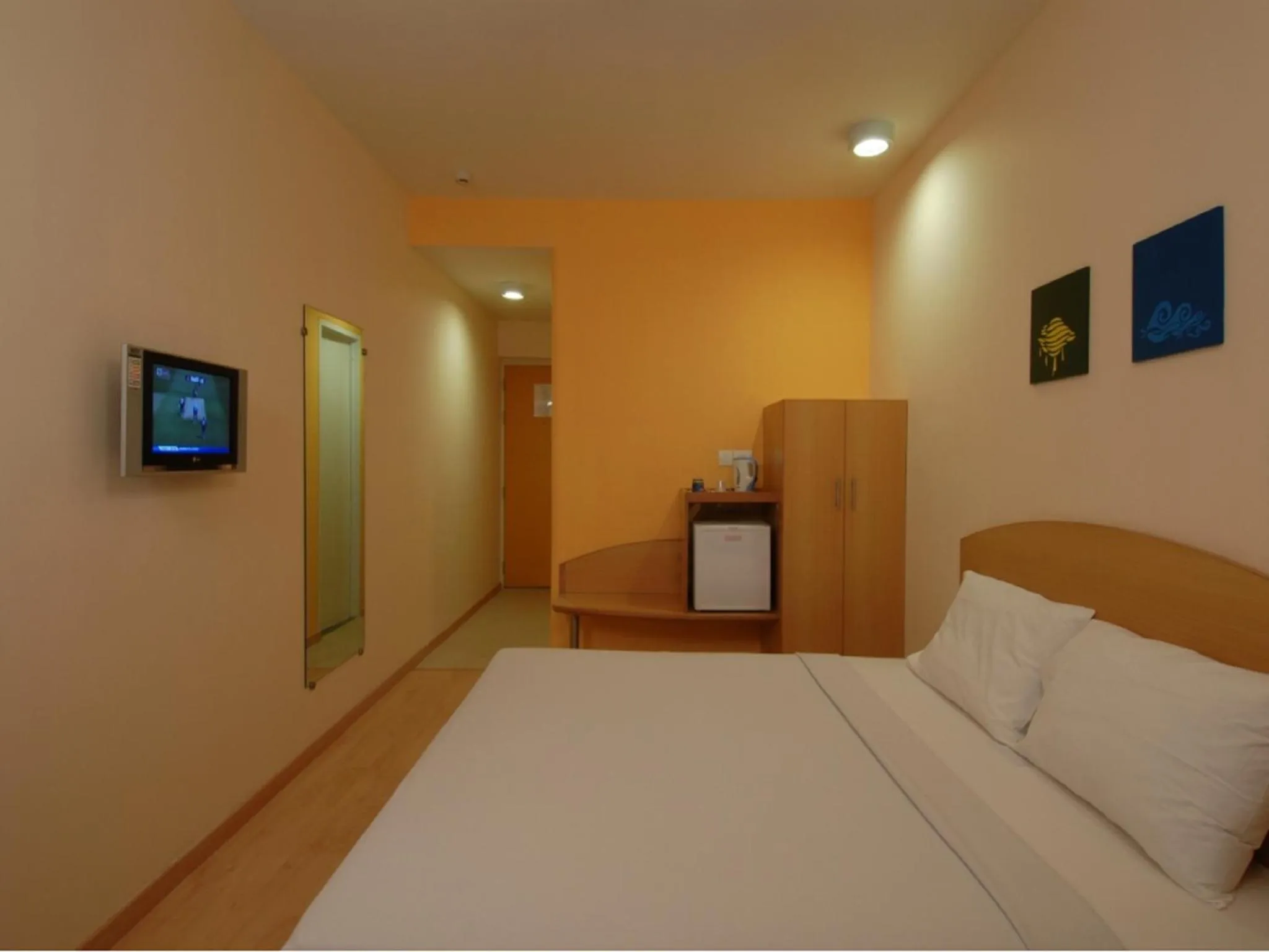 Photo of the whole room, Bed in Ginger Pondicherry