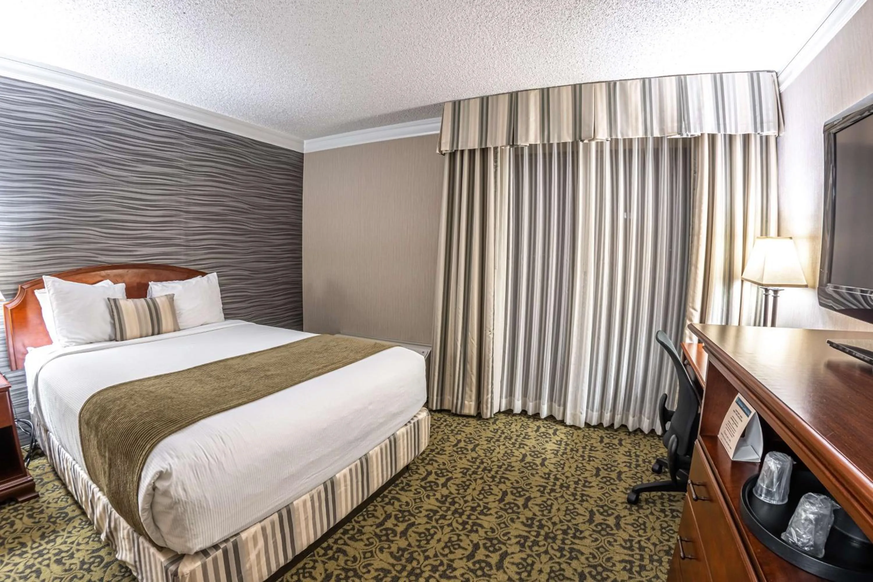 Bedroom in Salt Lake Plaza Hotel SureStay Collection by Best Western