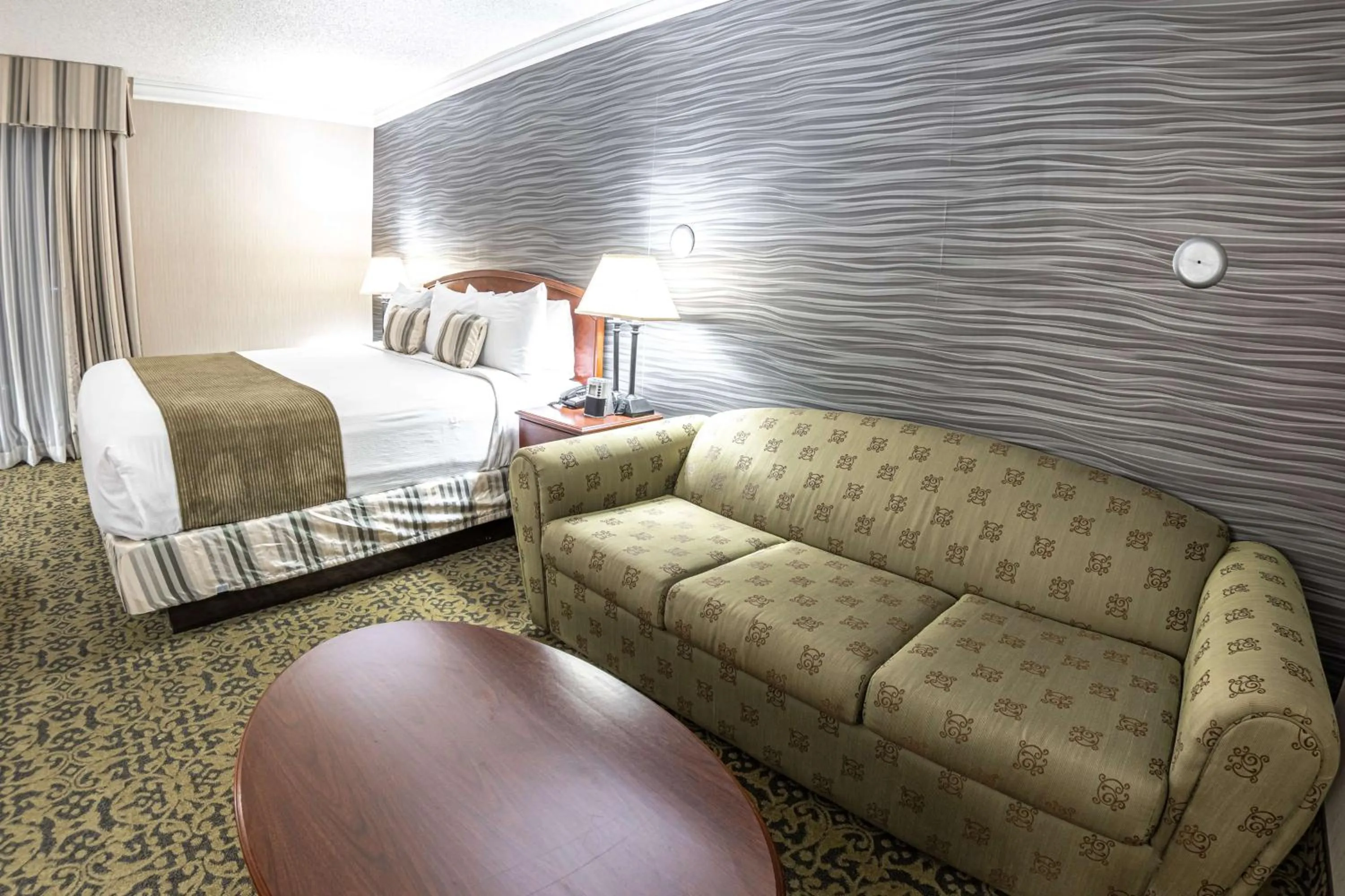 Bedroom in Salt Lake Plaza Hotel SureStay Collection by Best Western