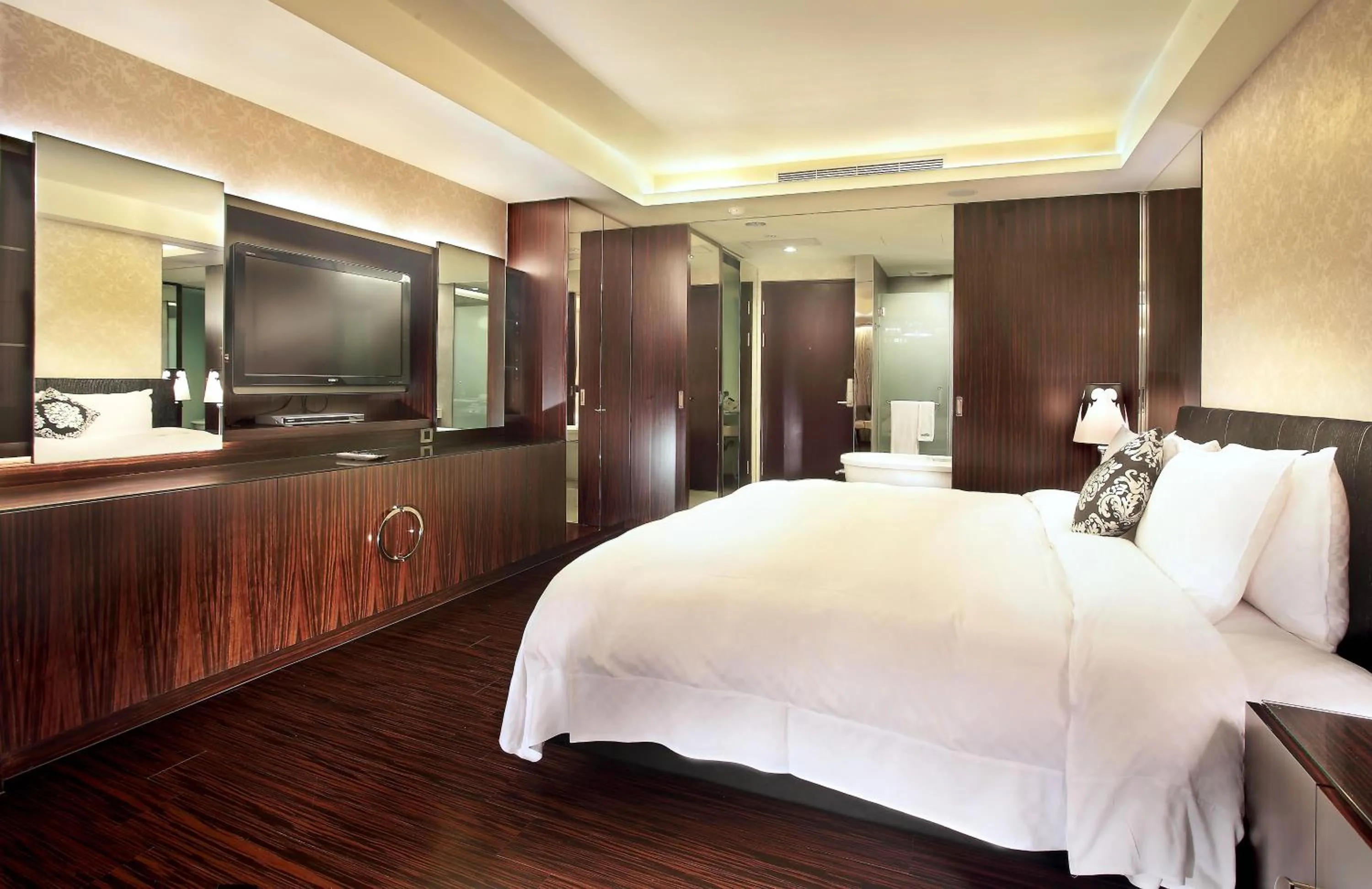 Photo of the whole room, Bed in The Crystal Resort Sun Moon Lake