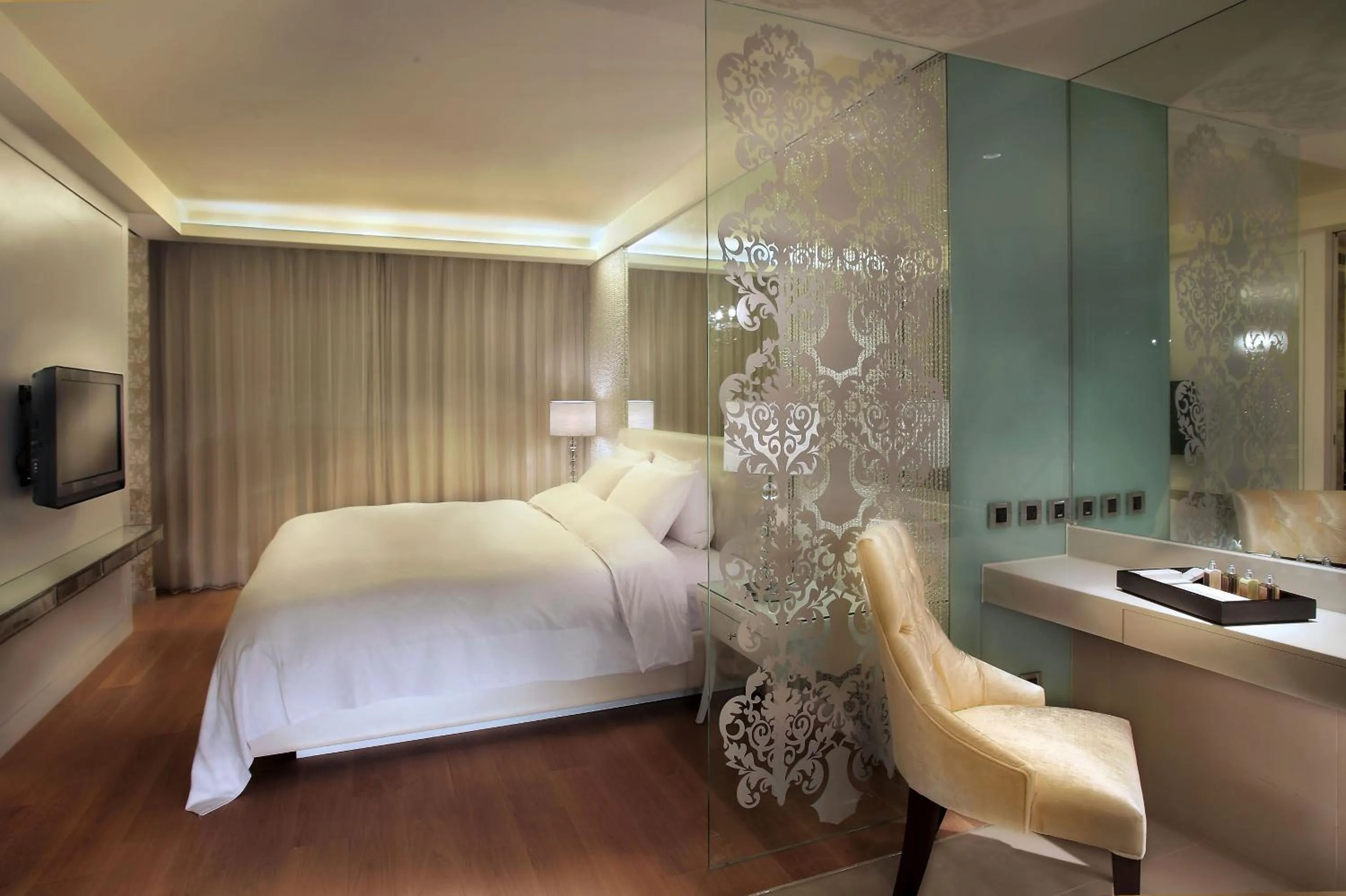 Seating area, Bed in The Crystal Resort Sun Moon Lake