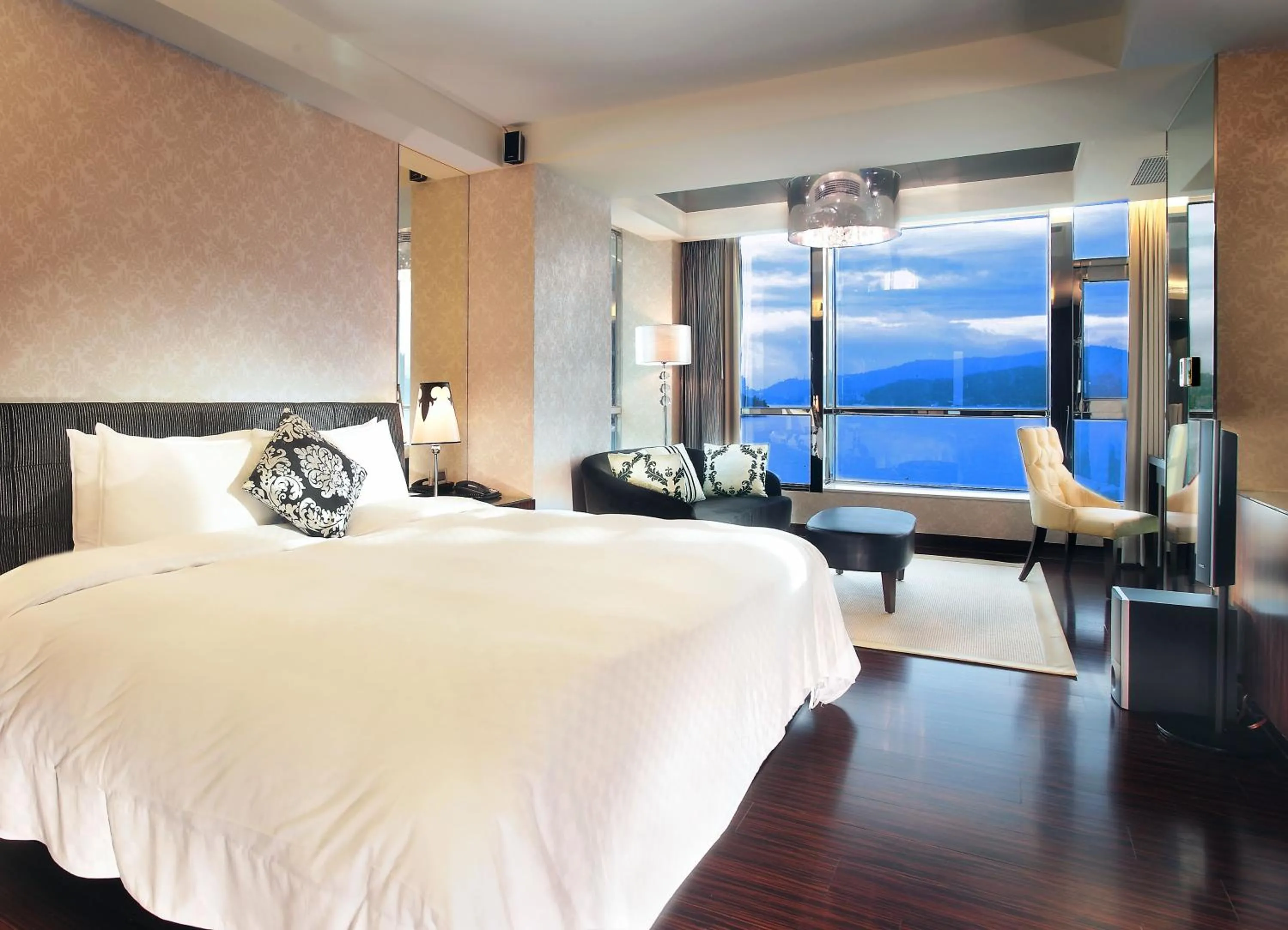 Photo of the whole room, Bed in The Crystal Resort Sun Moon Lake