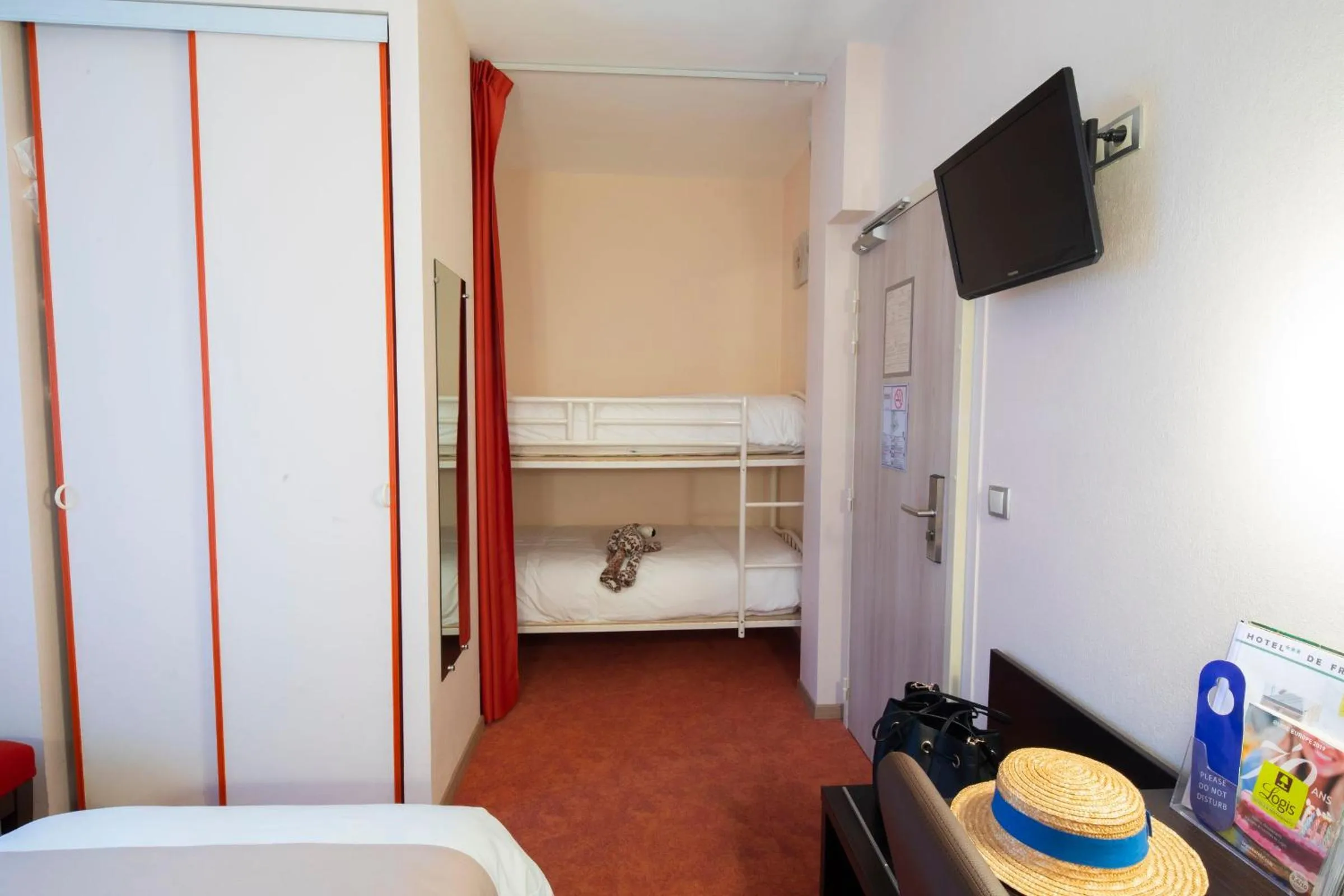 bunk bed, Bed in Logis Hôtel Restaurant de France