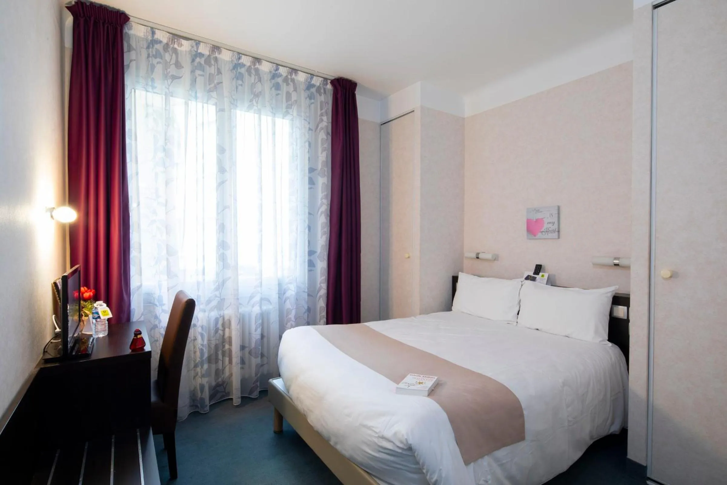 Bed in Logis Hôtel Restaurant de France