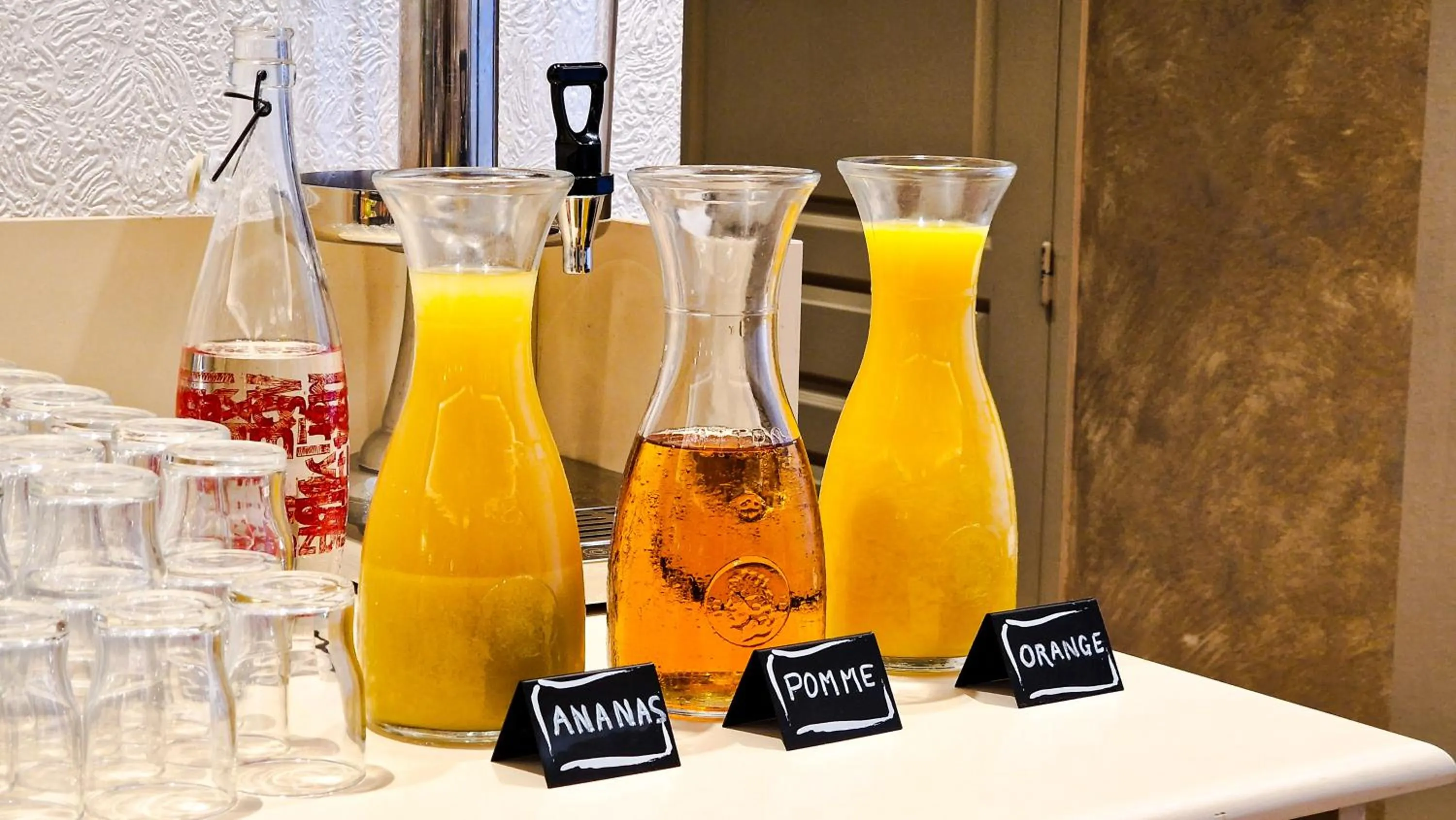 Breakfast in Logis Hôtel Restaurant de France