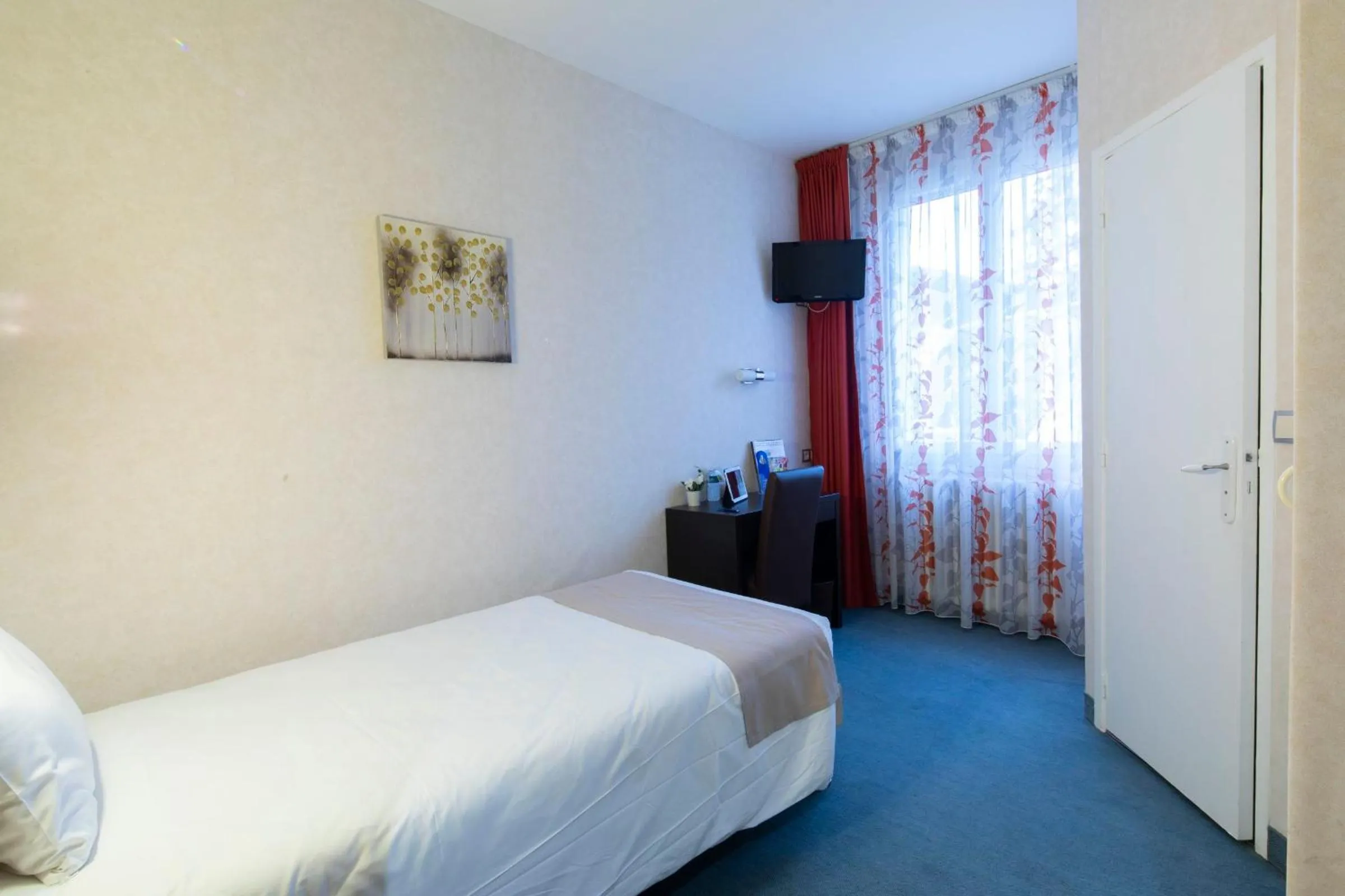 Photo of the whole room, Bed in Logis Hôtel Restaurant de France