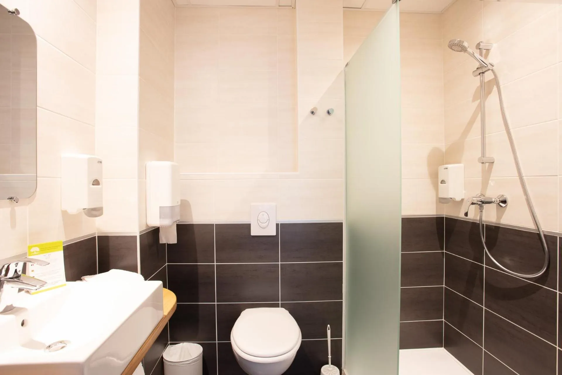 Bathroom in Logis Hôtel Restaurant de France