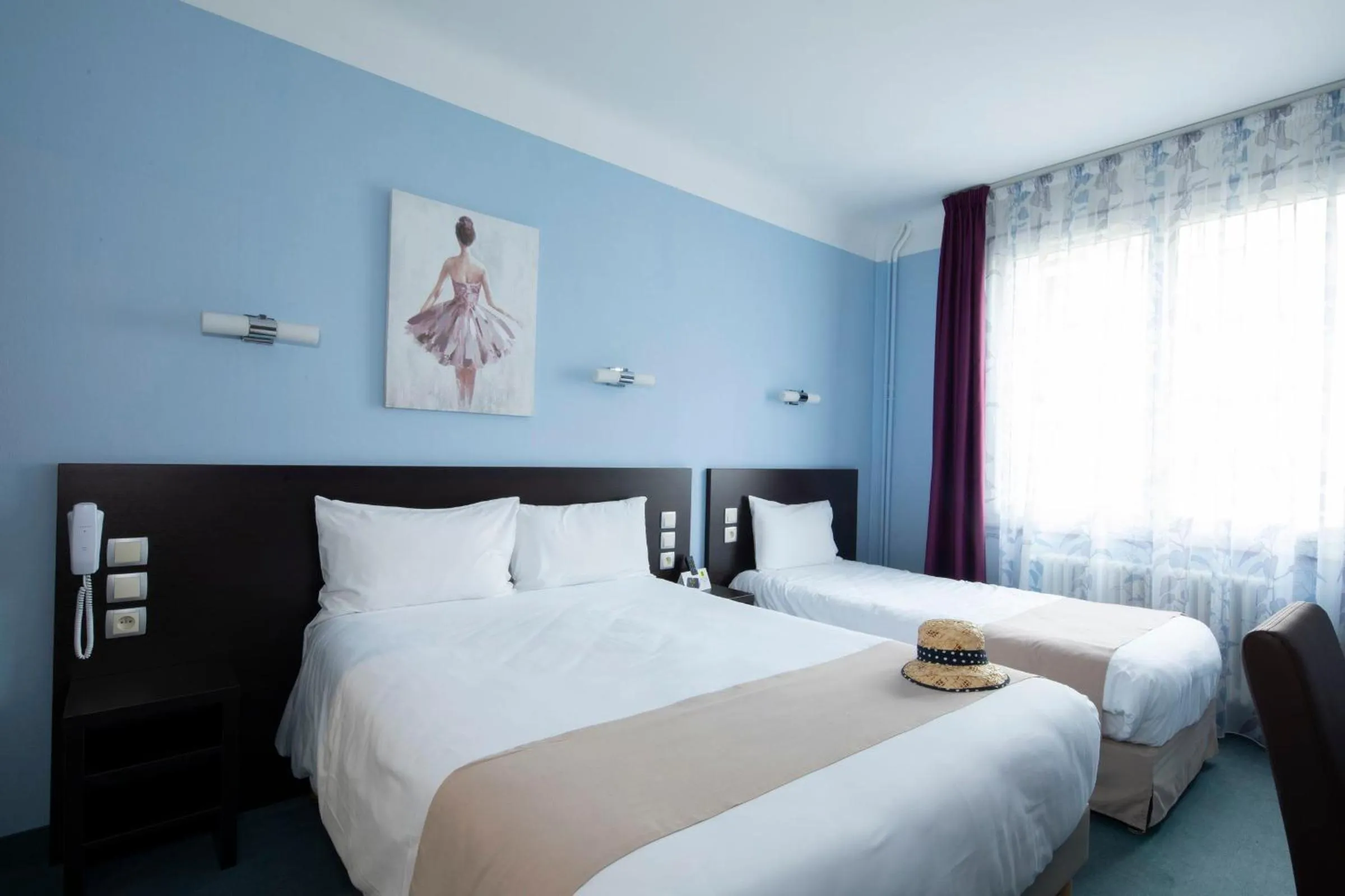 Bed in Logis Hôtel Restaurant de France