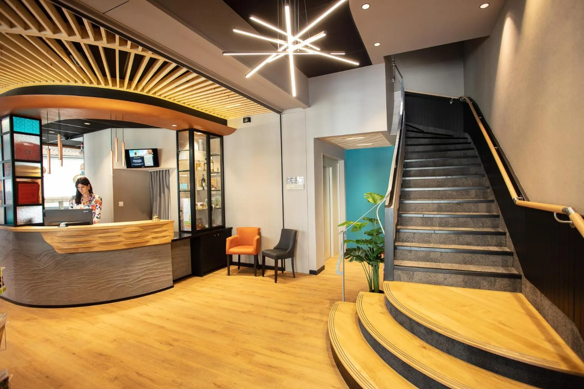 Lobby or reception in Logis Hôtel Restaurant de France