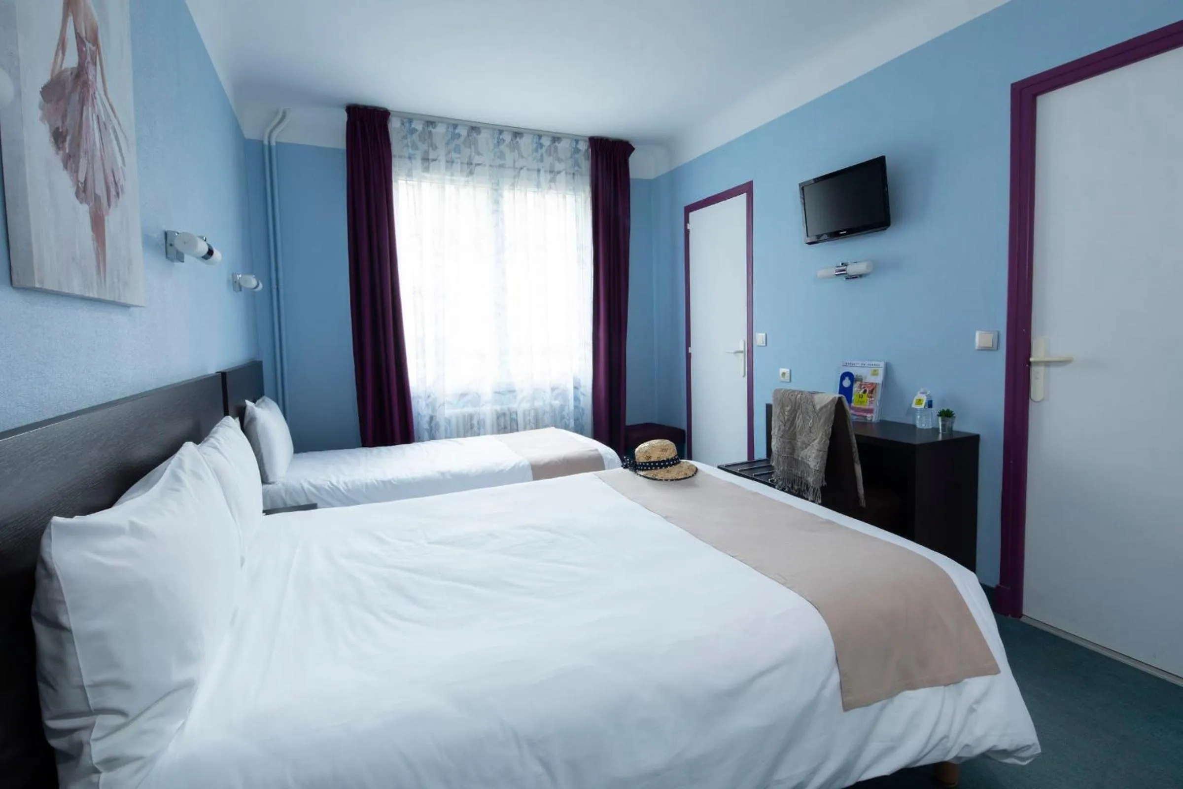 Photo of the whole room, Bed in Logis Hôtel Restaurant de France