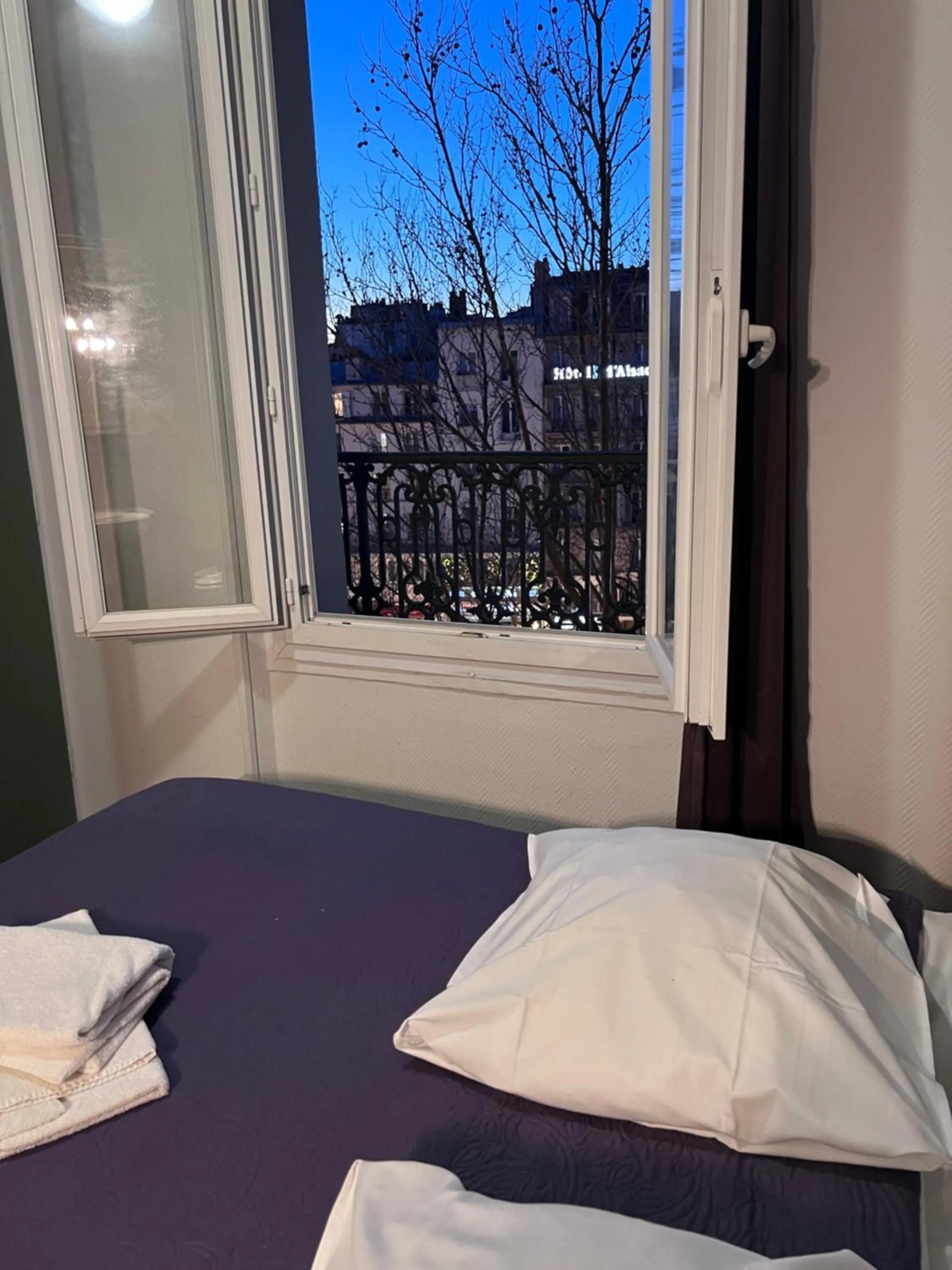 City view, Bed in Grand Hôtel De L'Europe