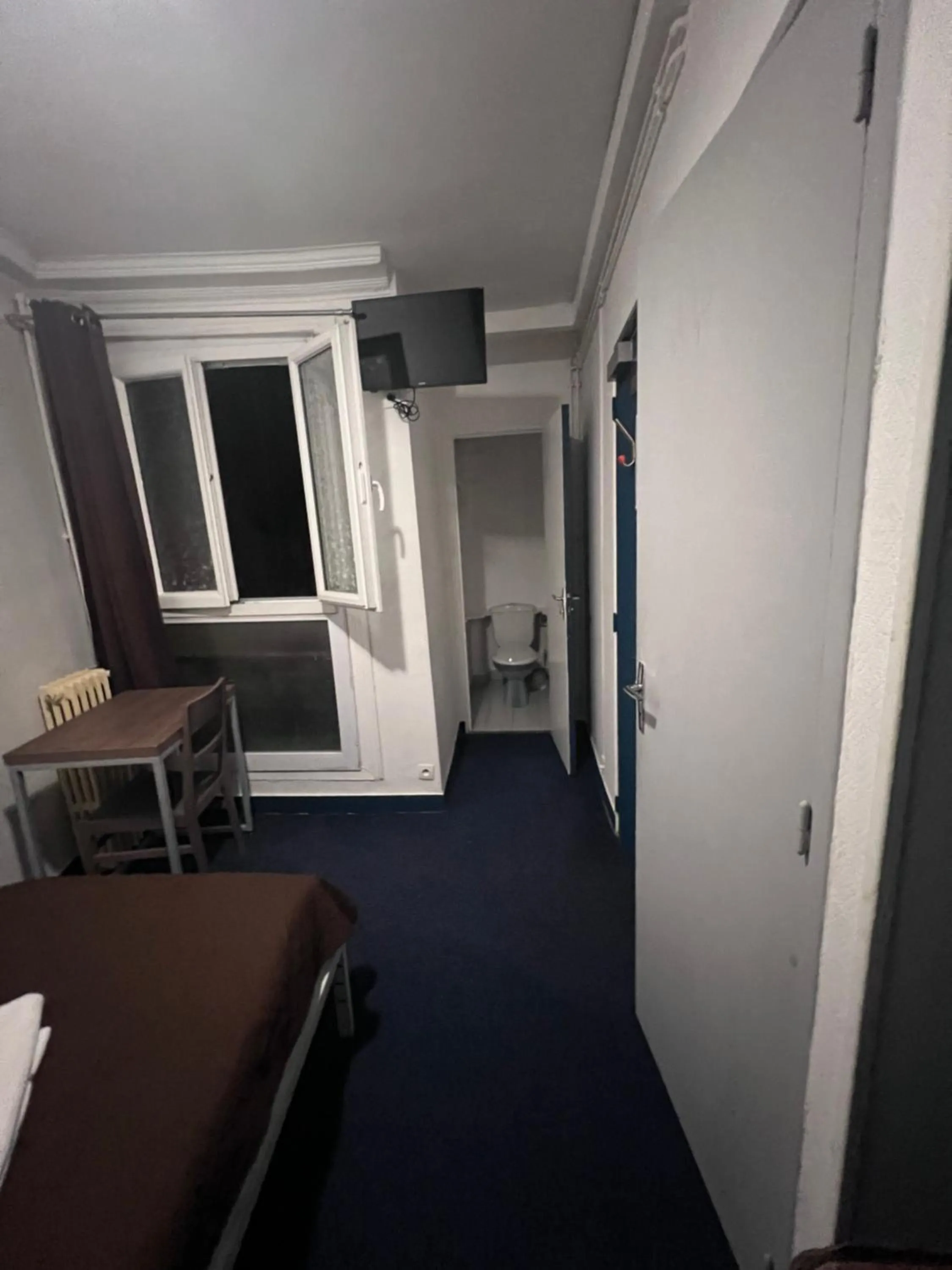 Toilet, Bed in Grand Hôtel De L'Europe