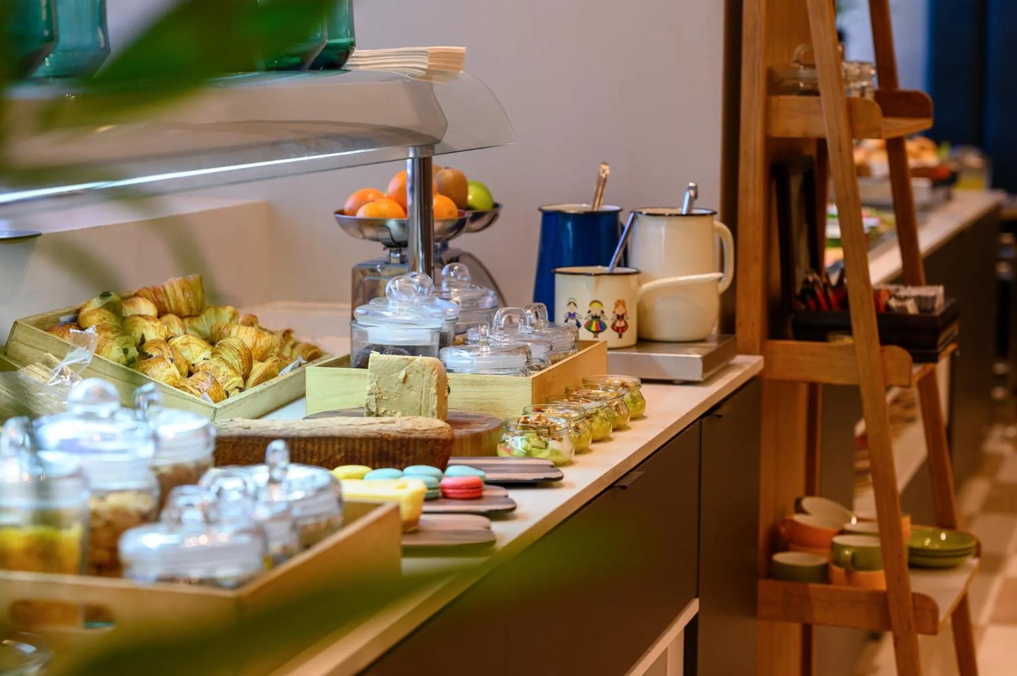 Food and drinks in Sadot Hotel Ben Gurion Airport - an Atlas Boutique Hotel