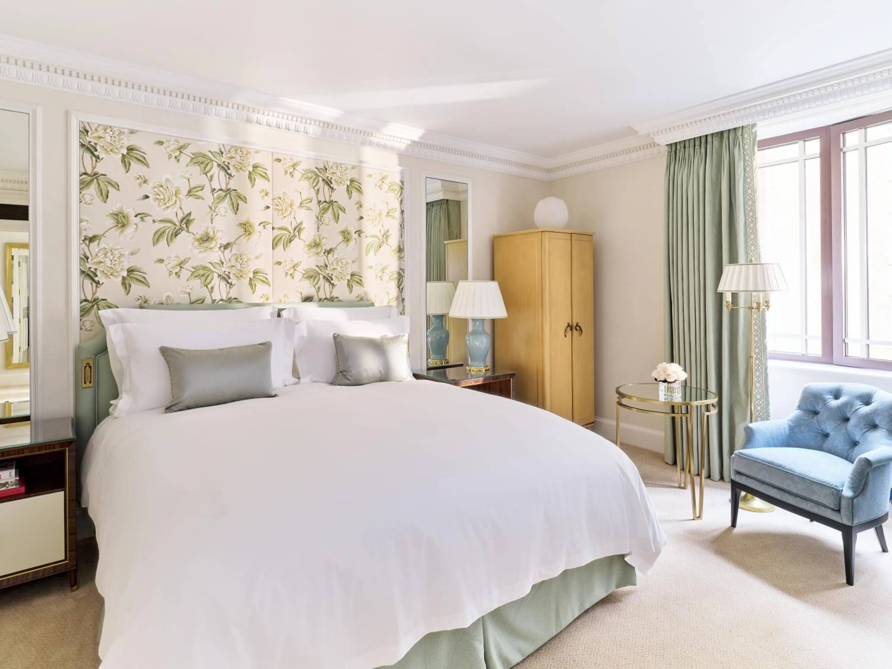 Bedroom, Bed in The Dorchester - Dorchester Collection