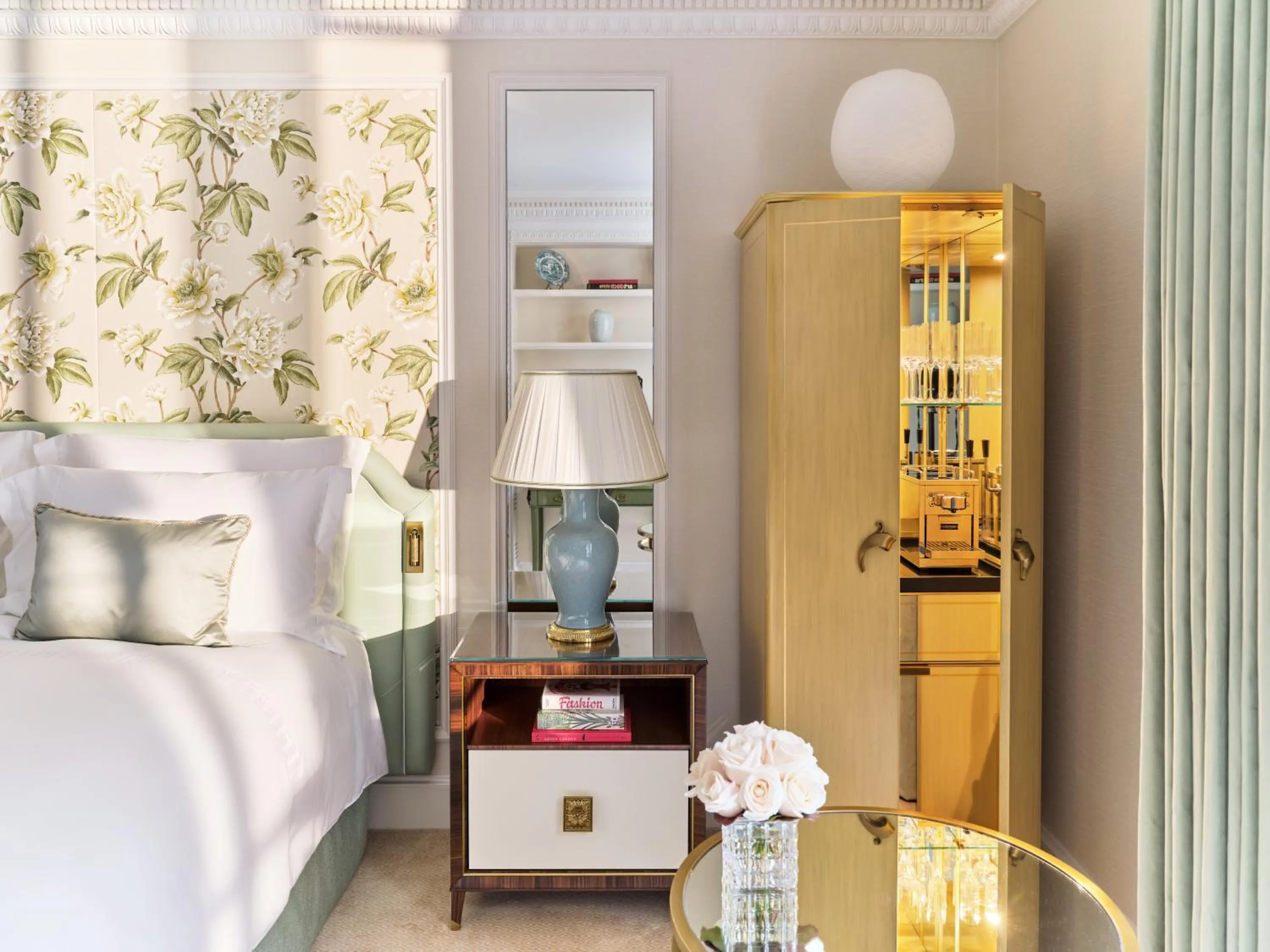 Bedroom, Bed in The Dorchester - Dorchester Collection