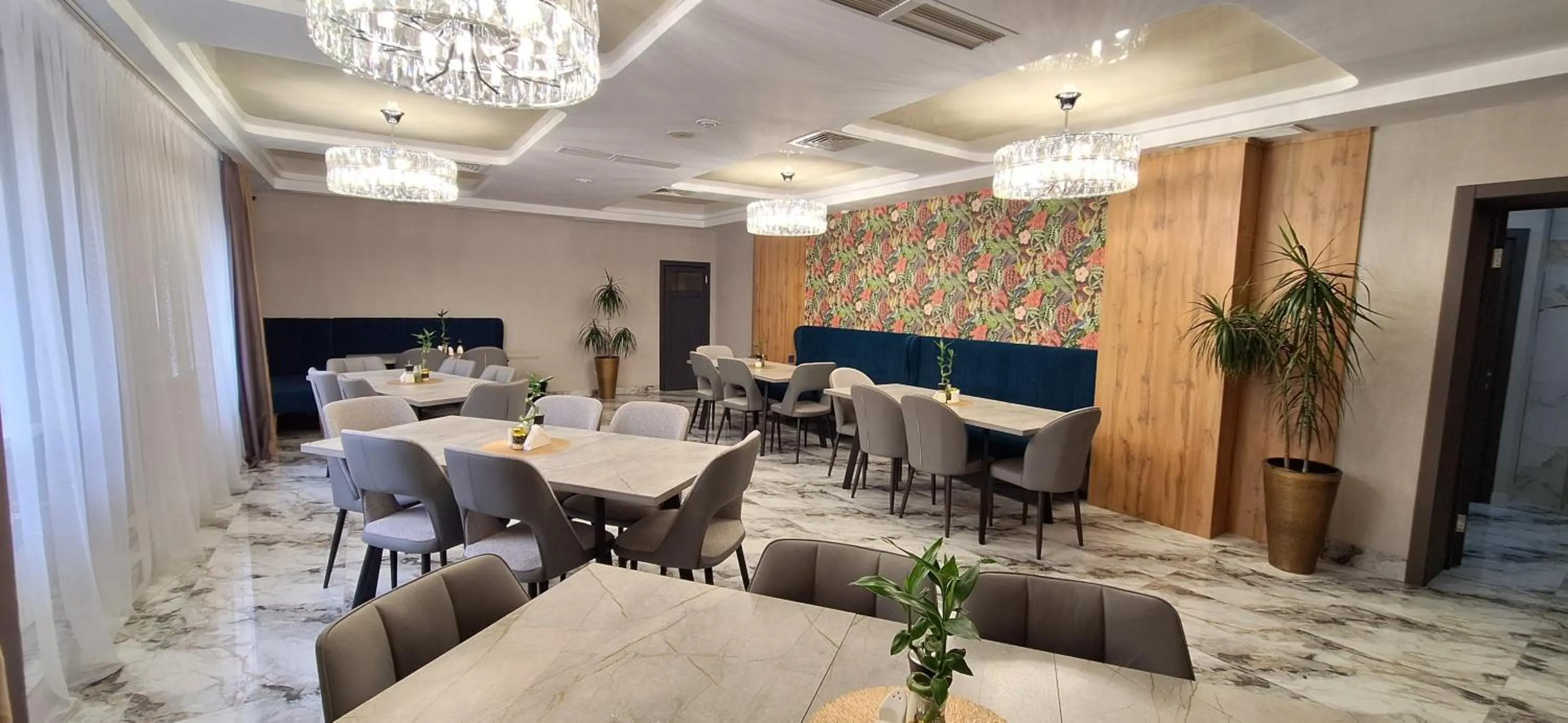 Restaurant/places to eat in "Rush Hotel"