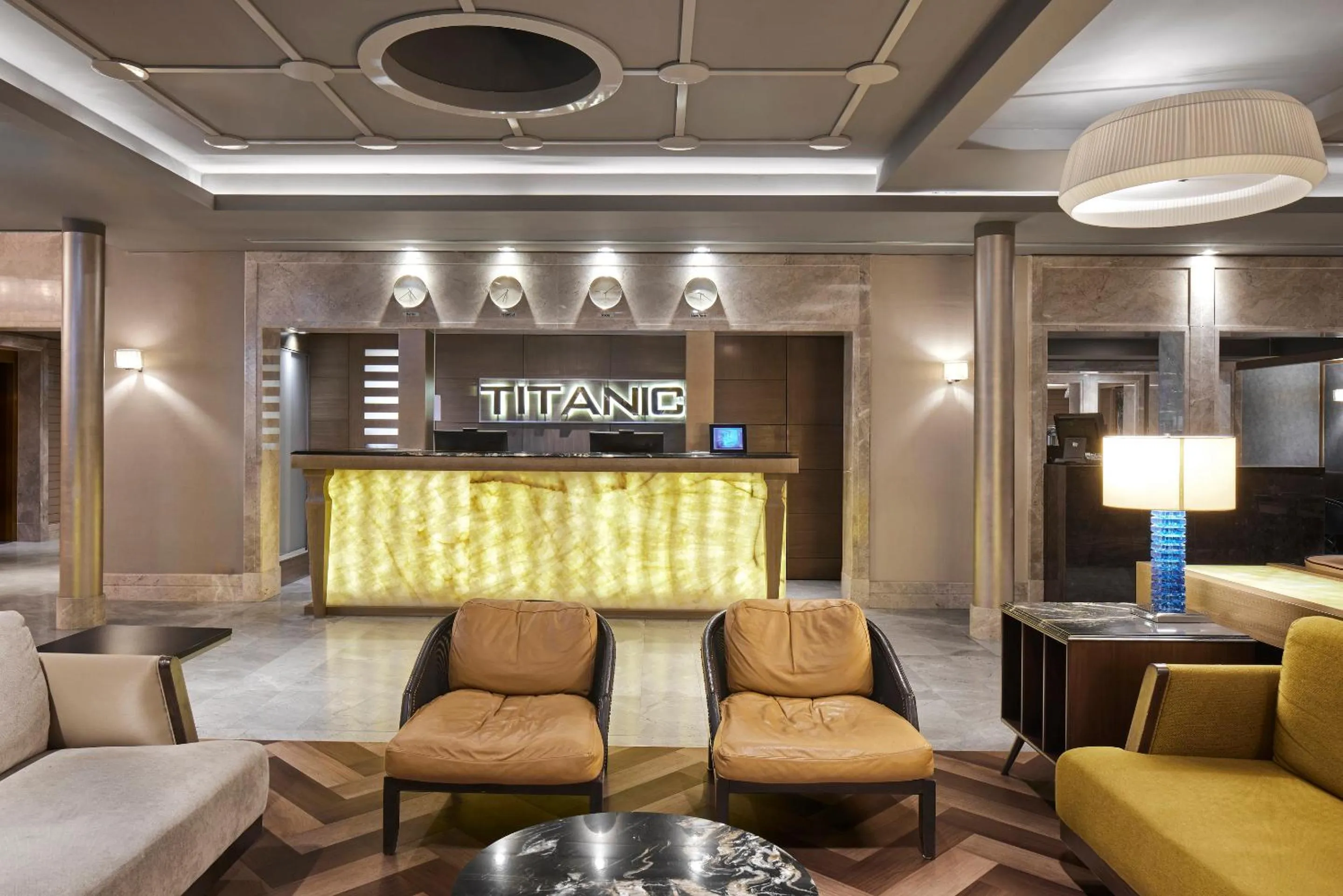 Lobby or reception in TITANIC Comfort Mitte