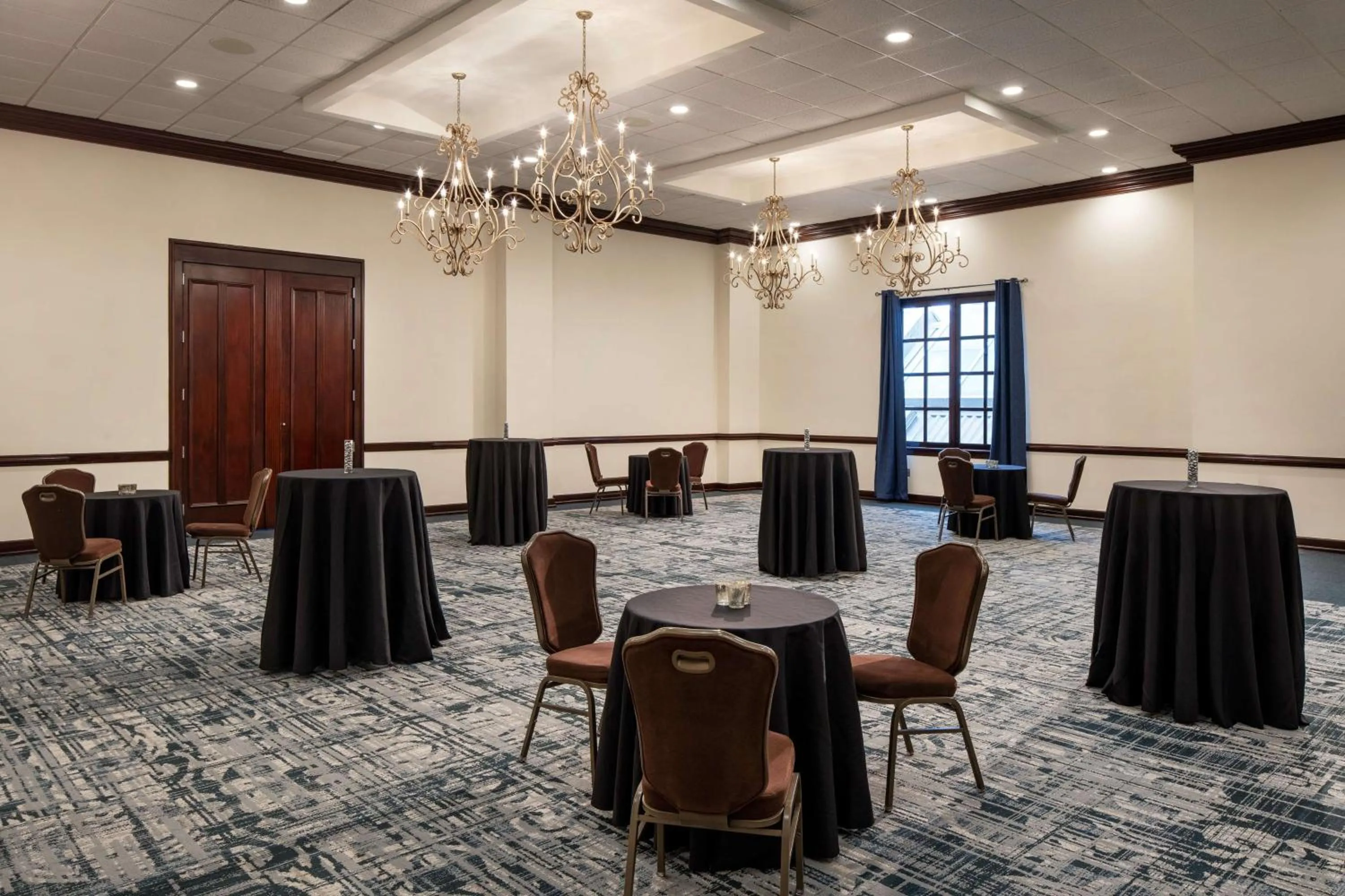 Dining area in Embassy Suites by Hilton New Orleans Convention Center