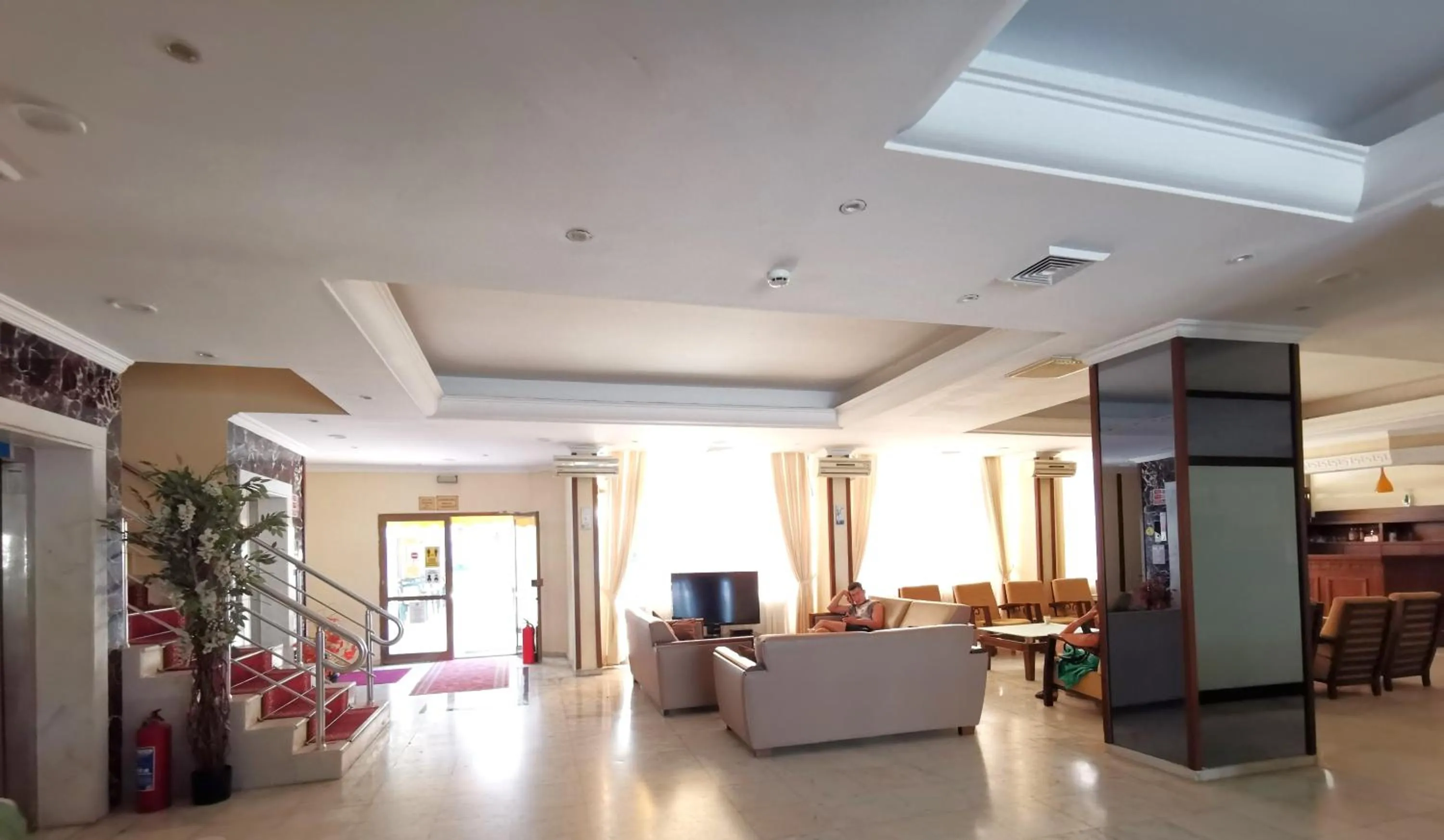 Communal lounge/ TV room in Intermar Hotel