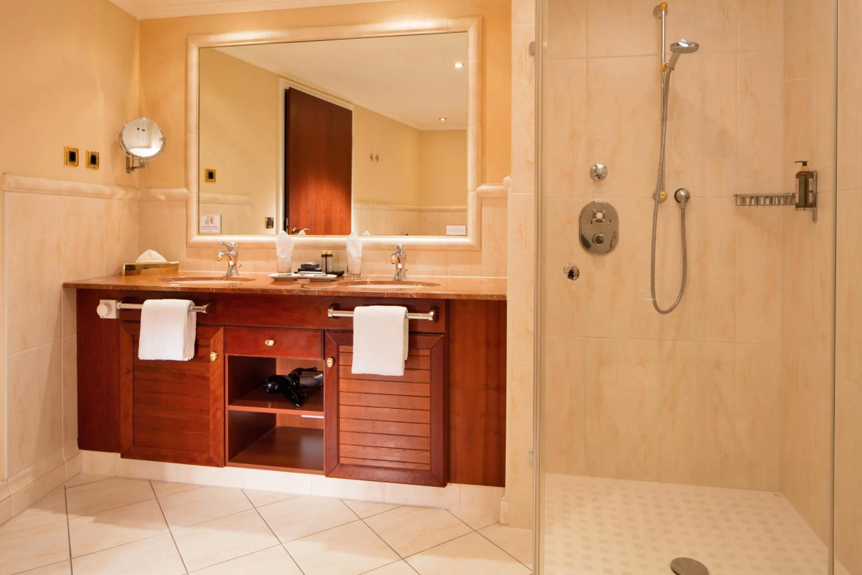 Bathroom in Hotel Gran BelVeder & Ostsee Therme Resort & Spa