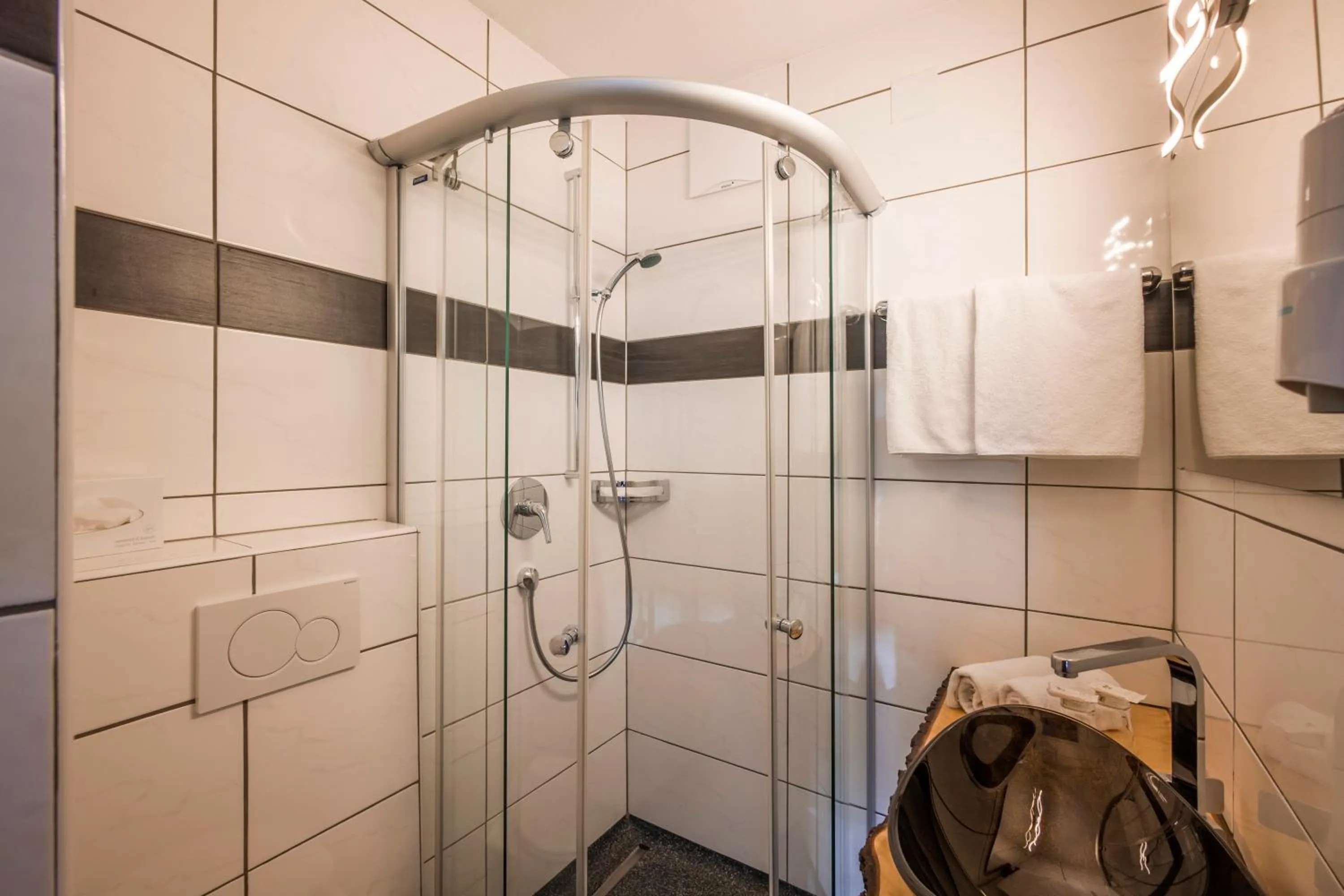 Shower in Gasthof Zellerstuben