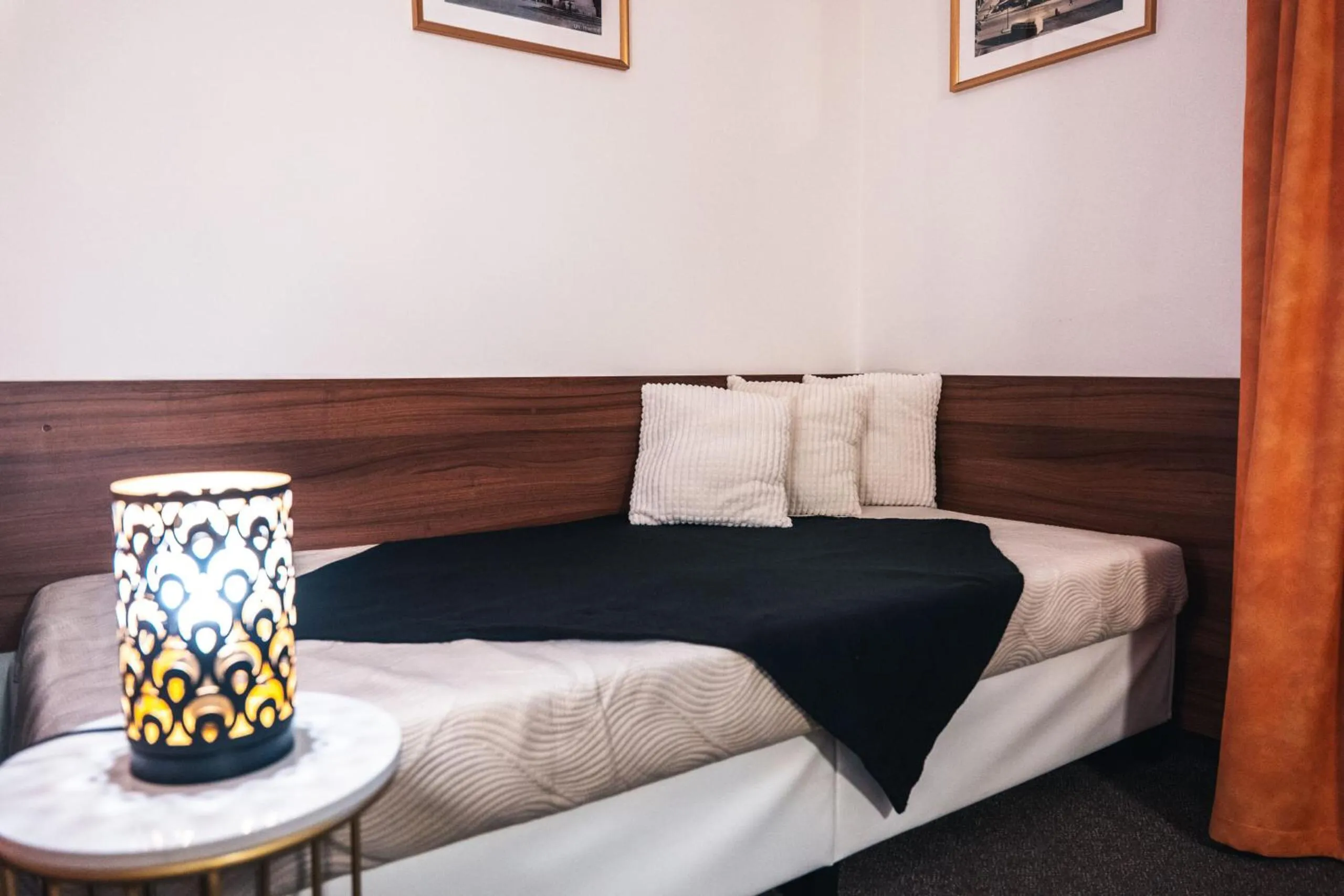 Living room, Bed in Hotel Grand