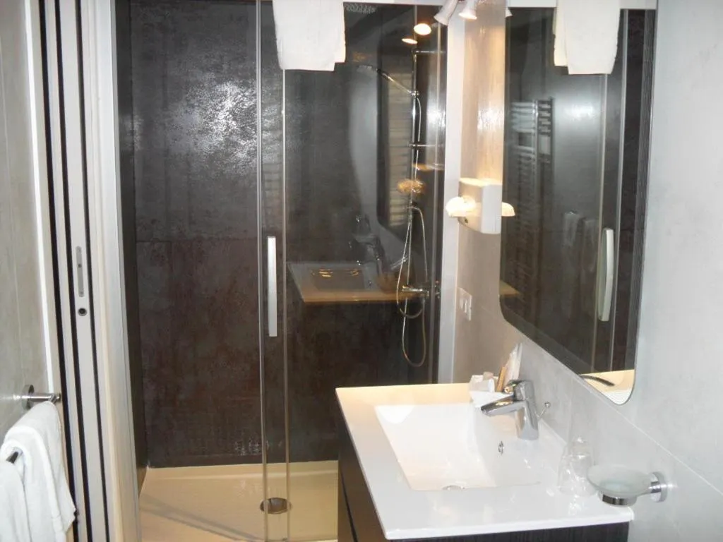 Shower in Hotel Bristol