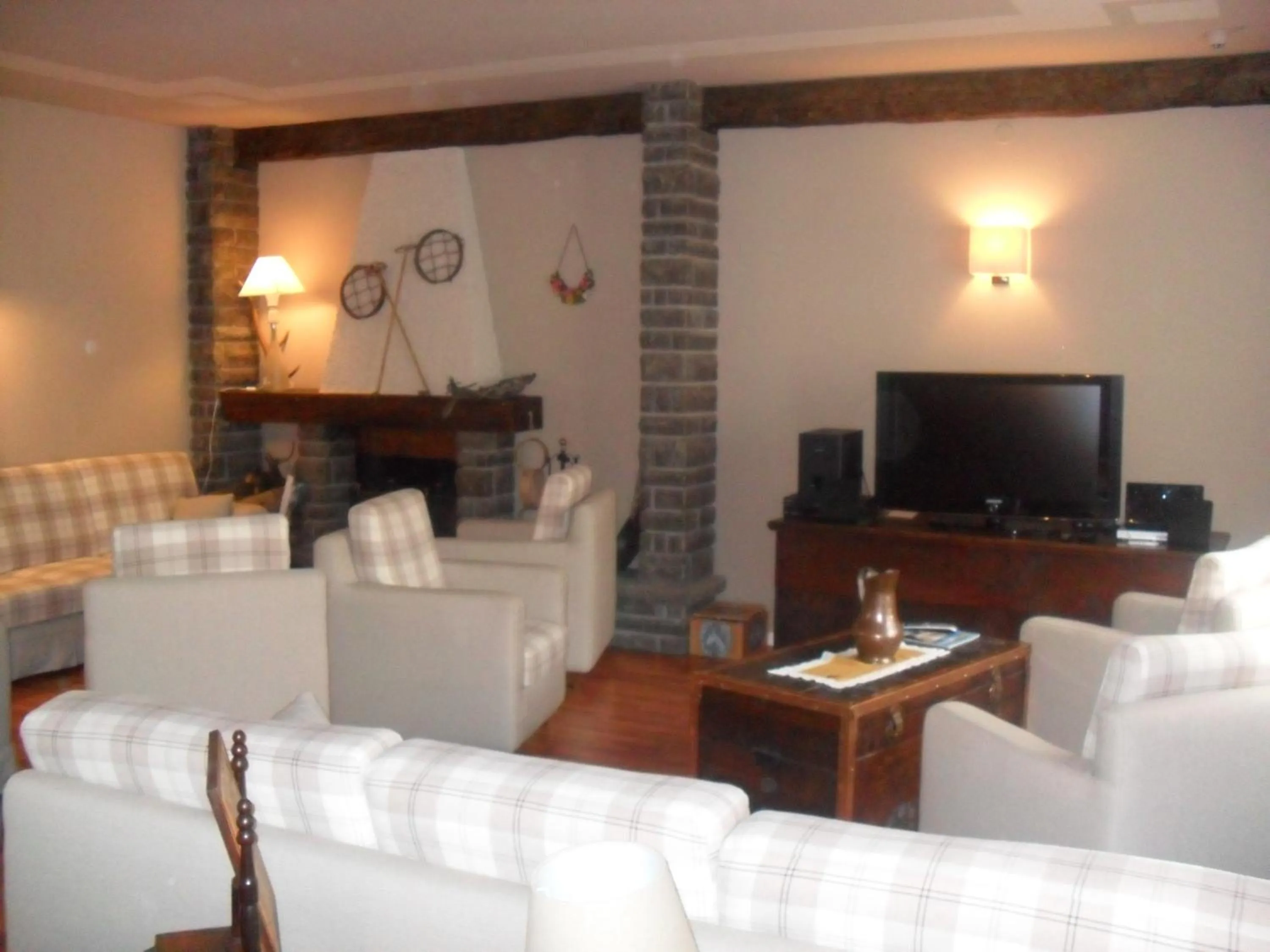 Communal lounge/ TV room in Hotel Bristol