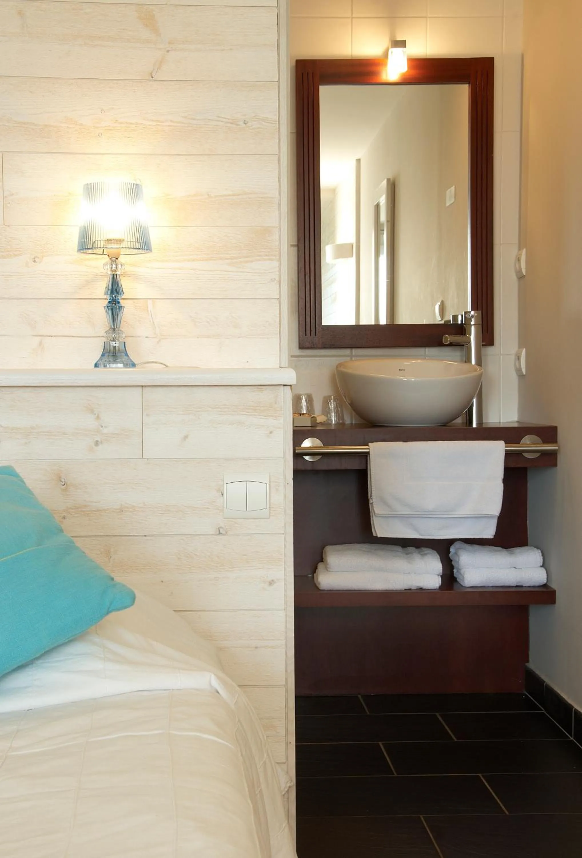 Bathroom, Bed in Logis Hôtel Vent d'Iroise