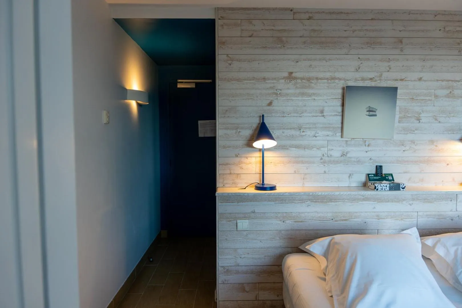 Bedroom, Bed in Logis Hôtel Vent d'Iroise