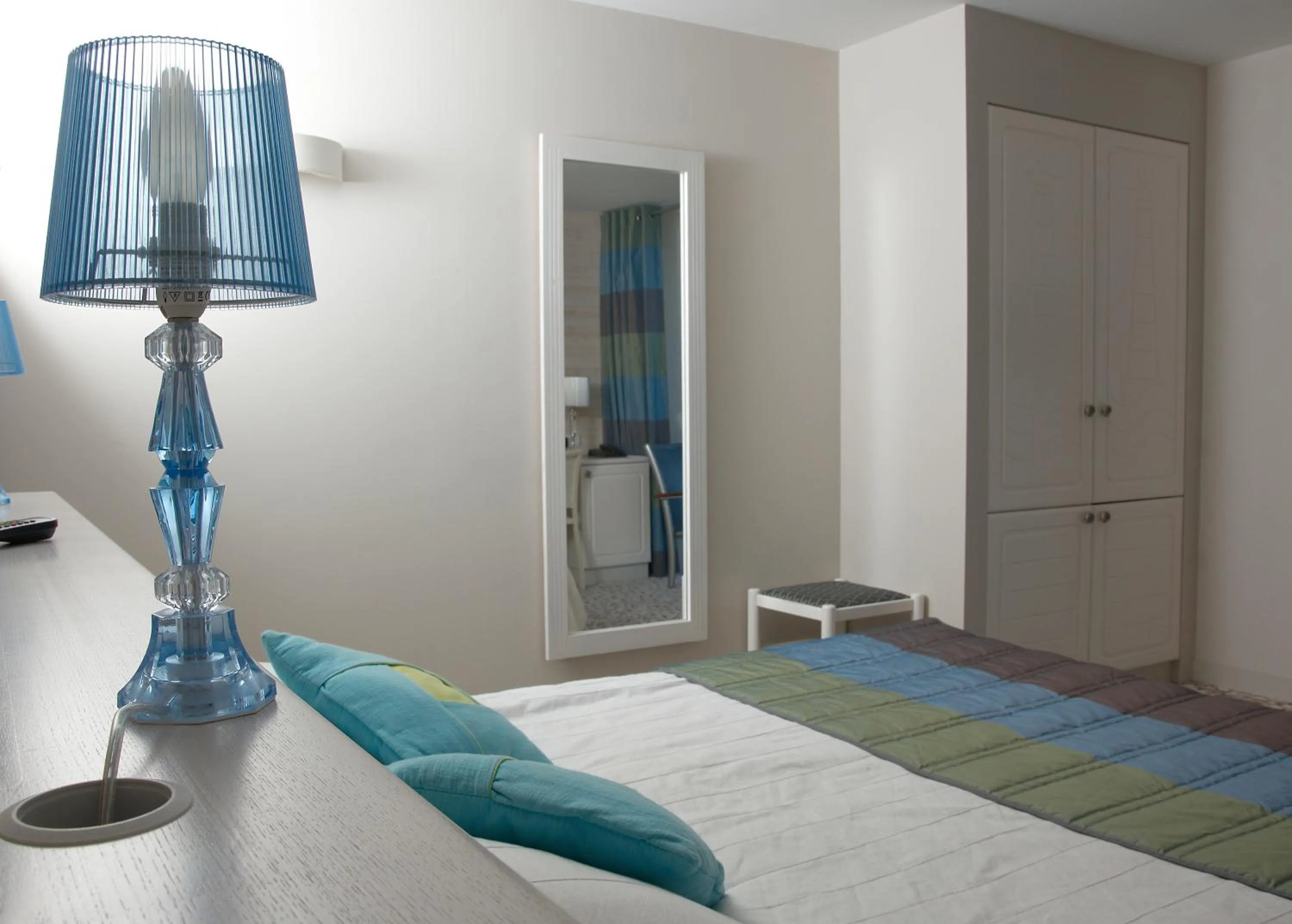 Photo of the whole room, Bed in Logis Hôtel Vent d'Iroise