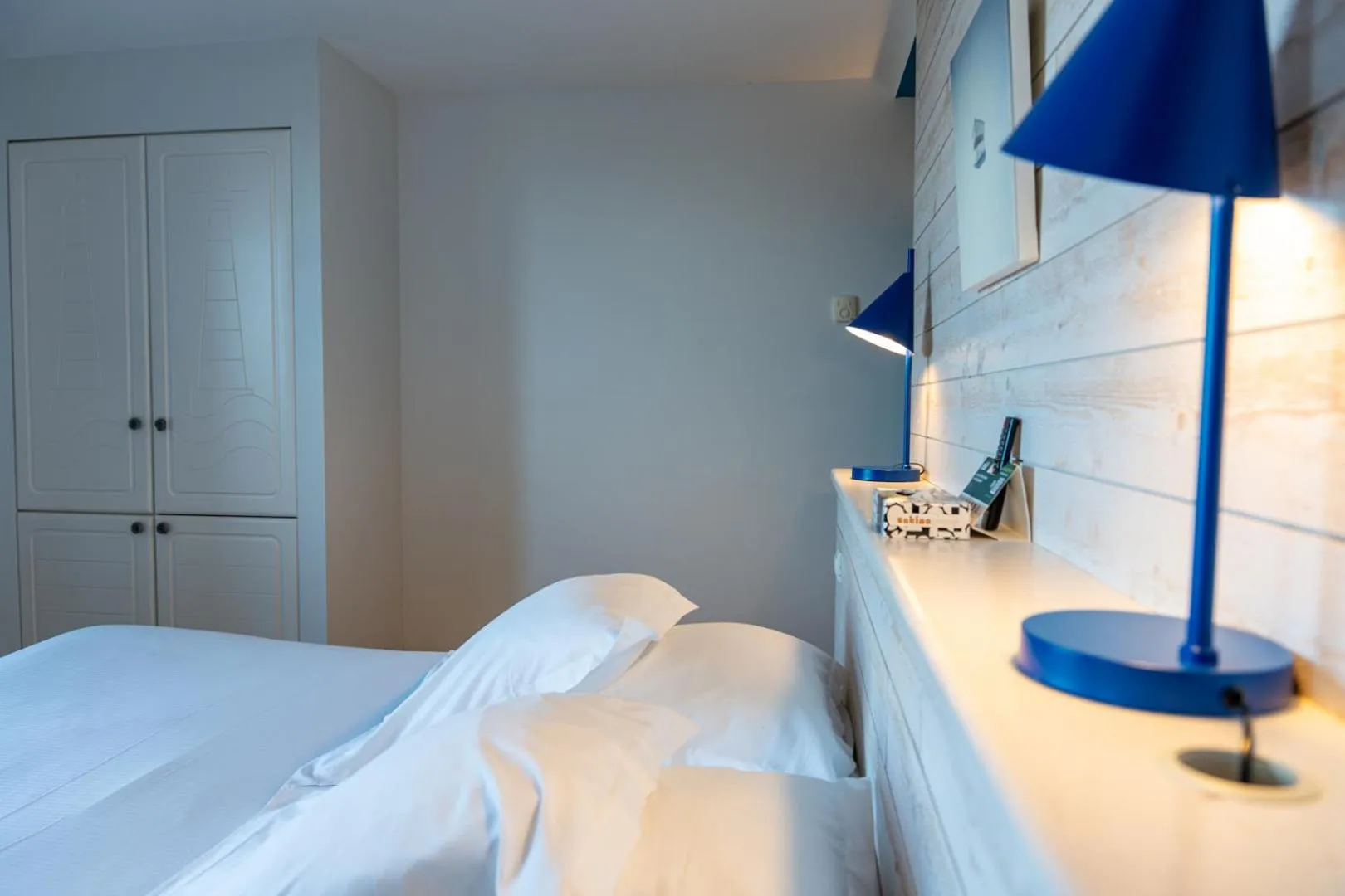 Bedroom, Bed in Logis Hôtel Vent d'Iroise