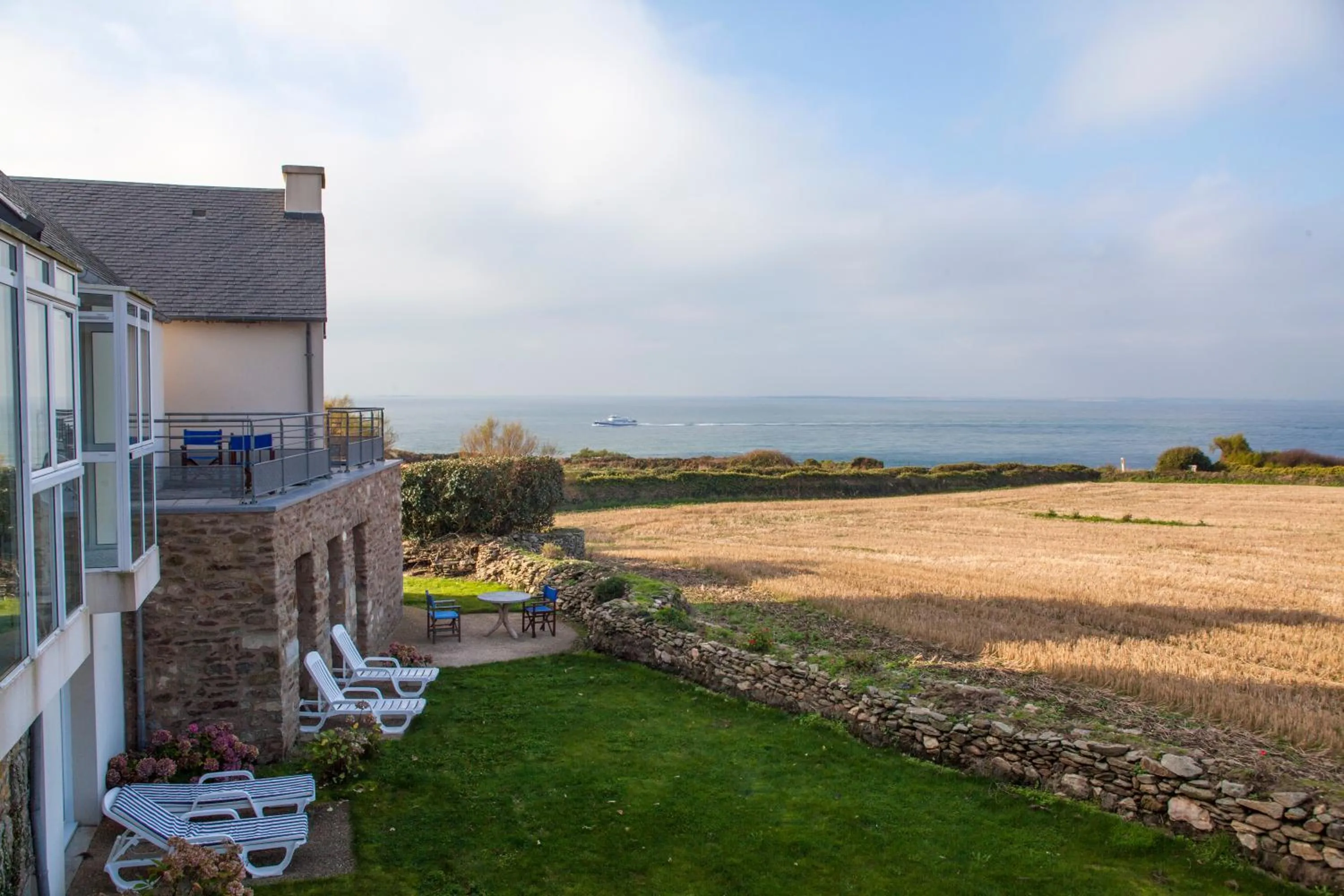 Facade/entrance in Logis Hôtel Vent d'Iroise