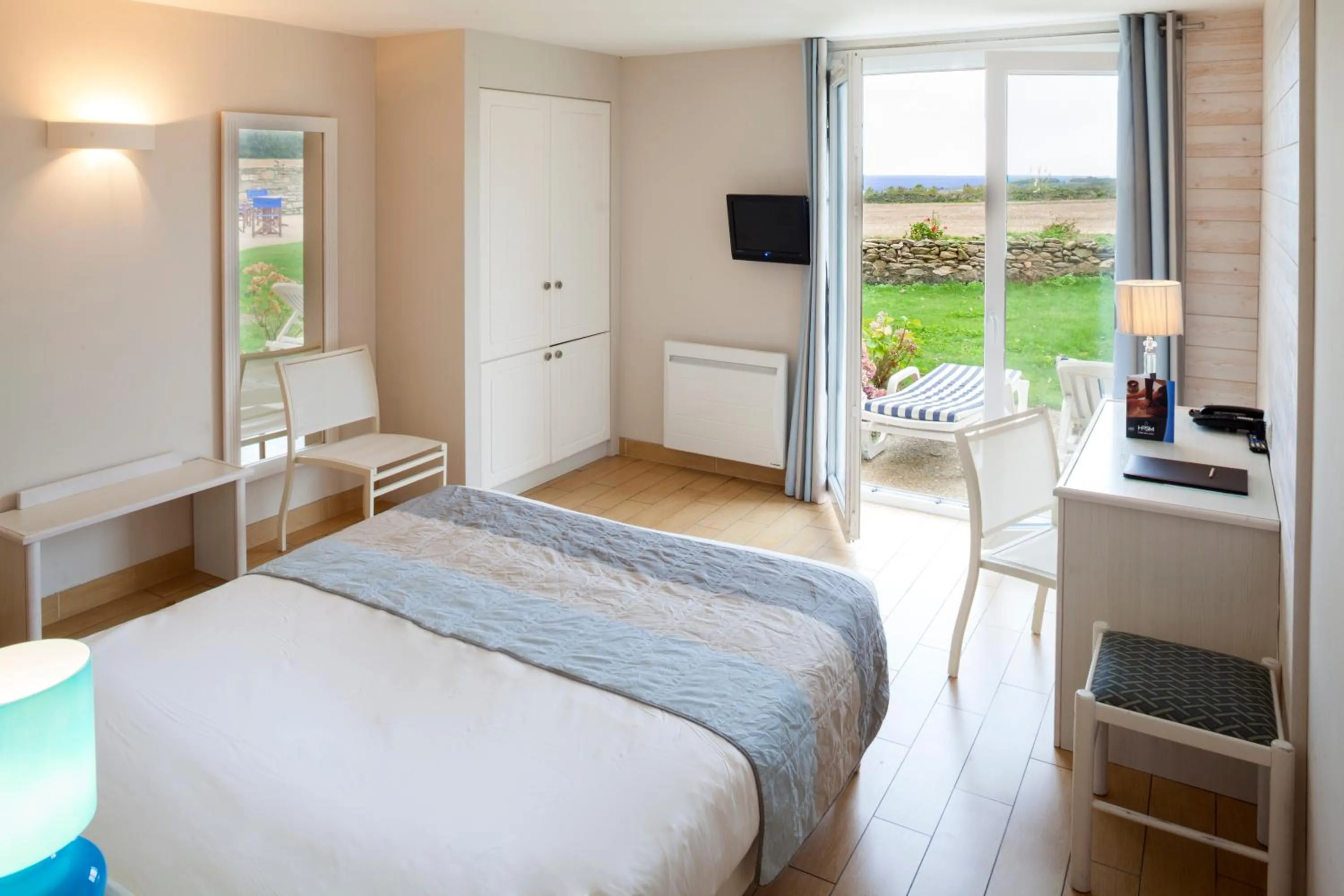 Photo of the whole room, Bed in Logis Hôtel Vent d'Iroise