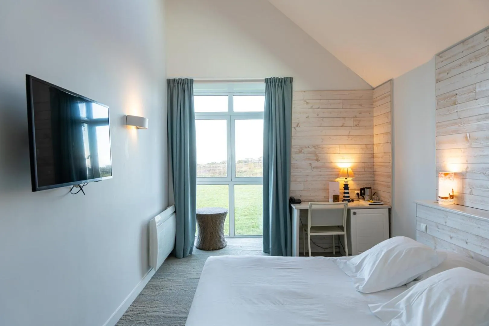 Bedroom, Bed in Logis Hôtel Vent d'Iroise