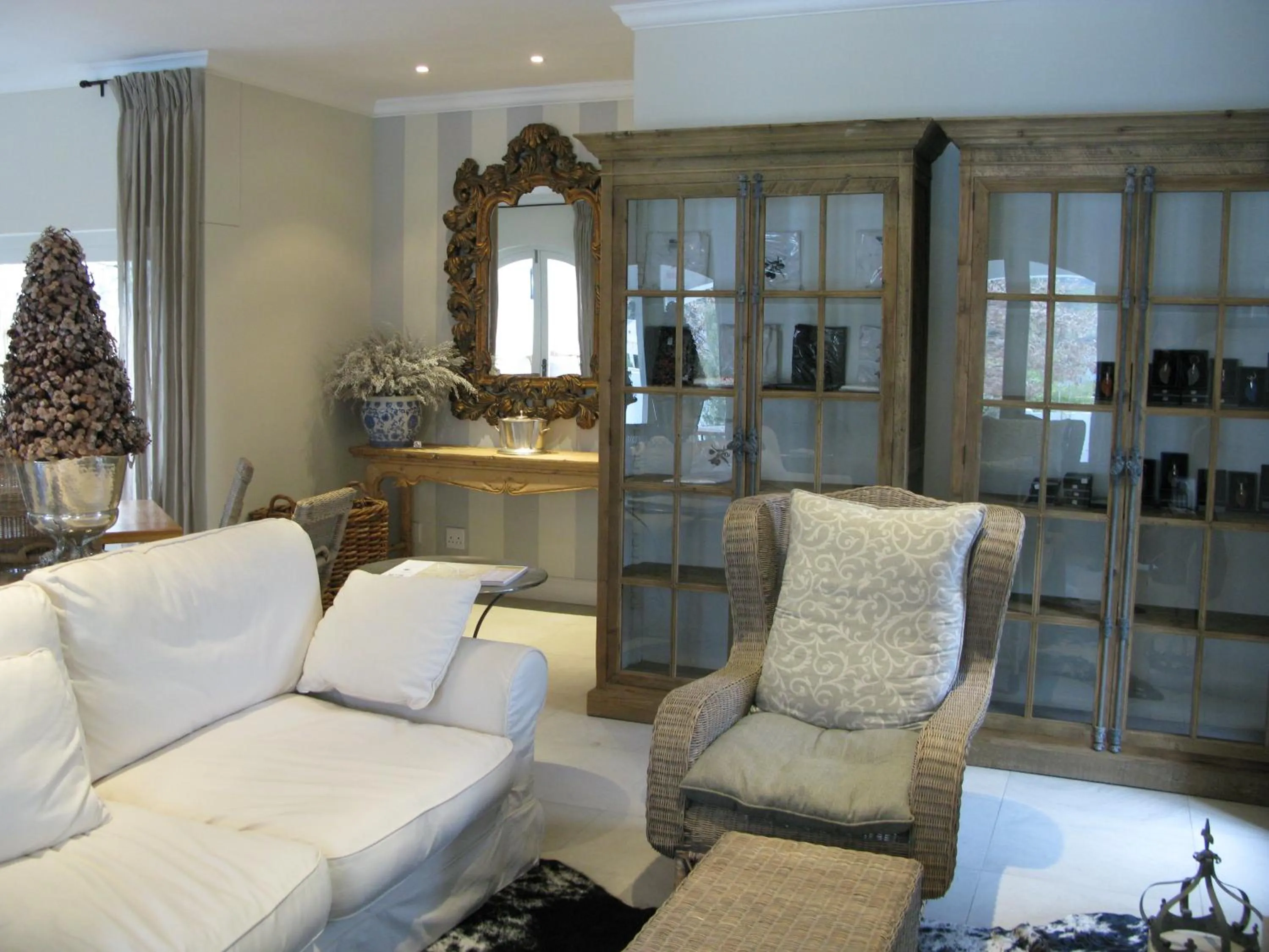 Communal lounge/ TV room in Maison d'Ail Guest House