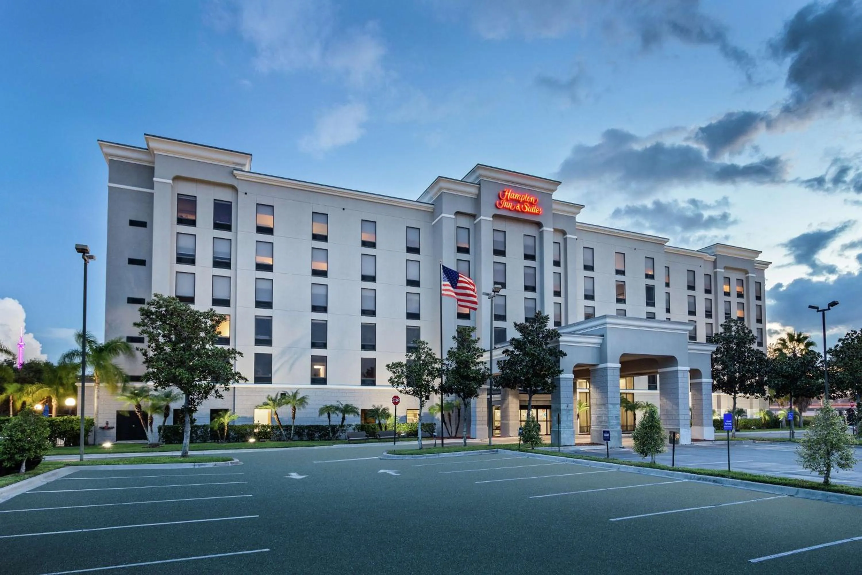 Property building in Hampton Inn & Suites Orlando International Drive North