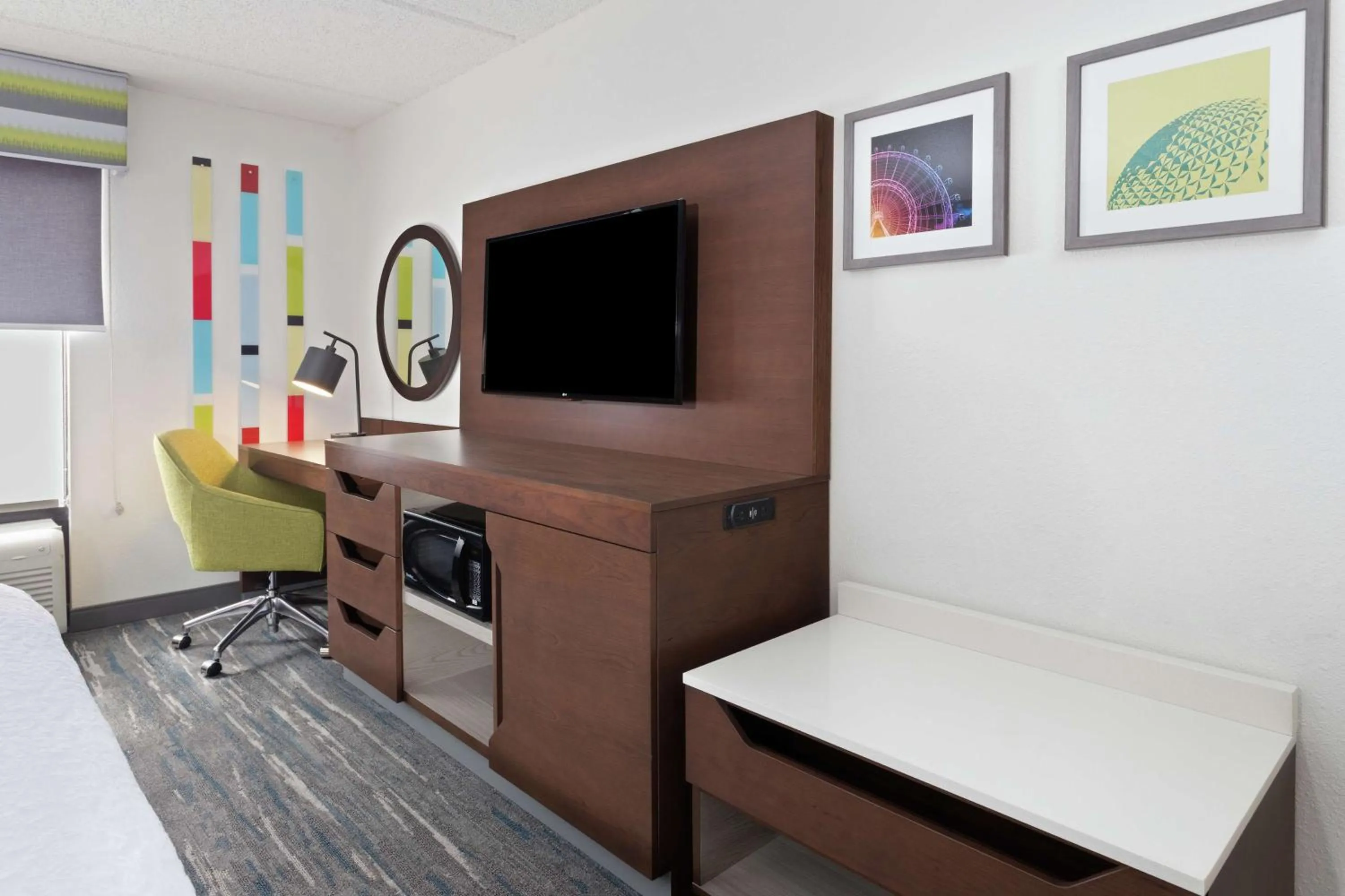 Bedroom in Hampton Inn & Suites Orlando International Drive North