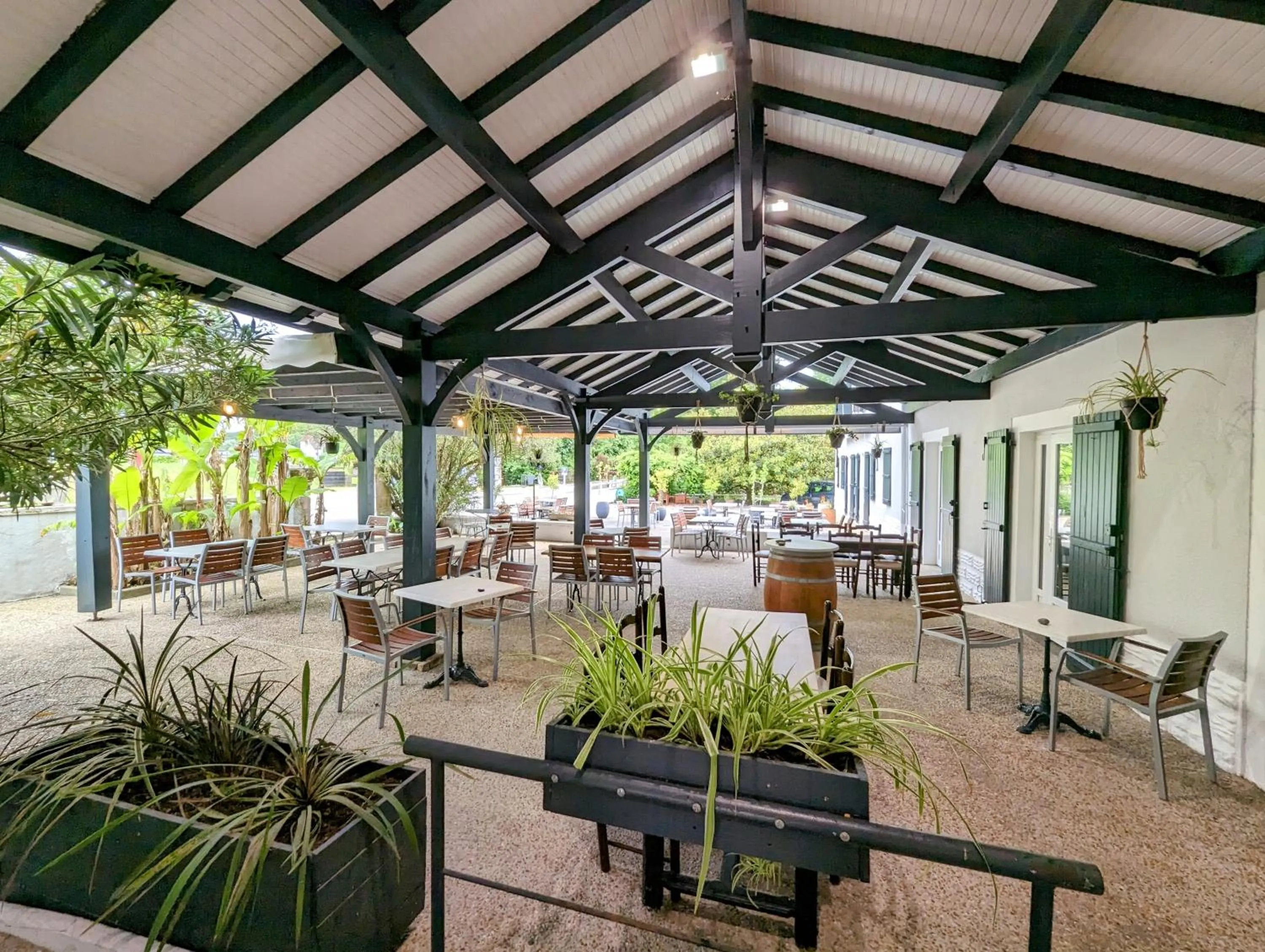 Patio in Logis Auberge du Relais - Hôtel & Restaurant
